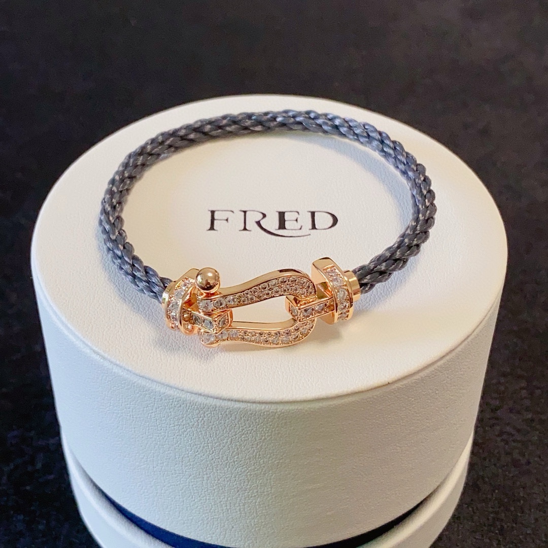 Fred 新品发布 火爆 Fred斐登浅色香槟金扣头满钻、半钻、无钻马蹄扣中性款高品质尼龙绳手链手镯 本命年红皮绳 FORCE 系列手链 高端定制～亚金微电镀18k金工艺 精工马蹄扣头手镯 上手效果非常百搭 达人 一族 单品 玫瑰金、黄金、银色扣头 男女 两个码数：17/19cm