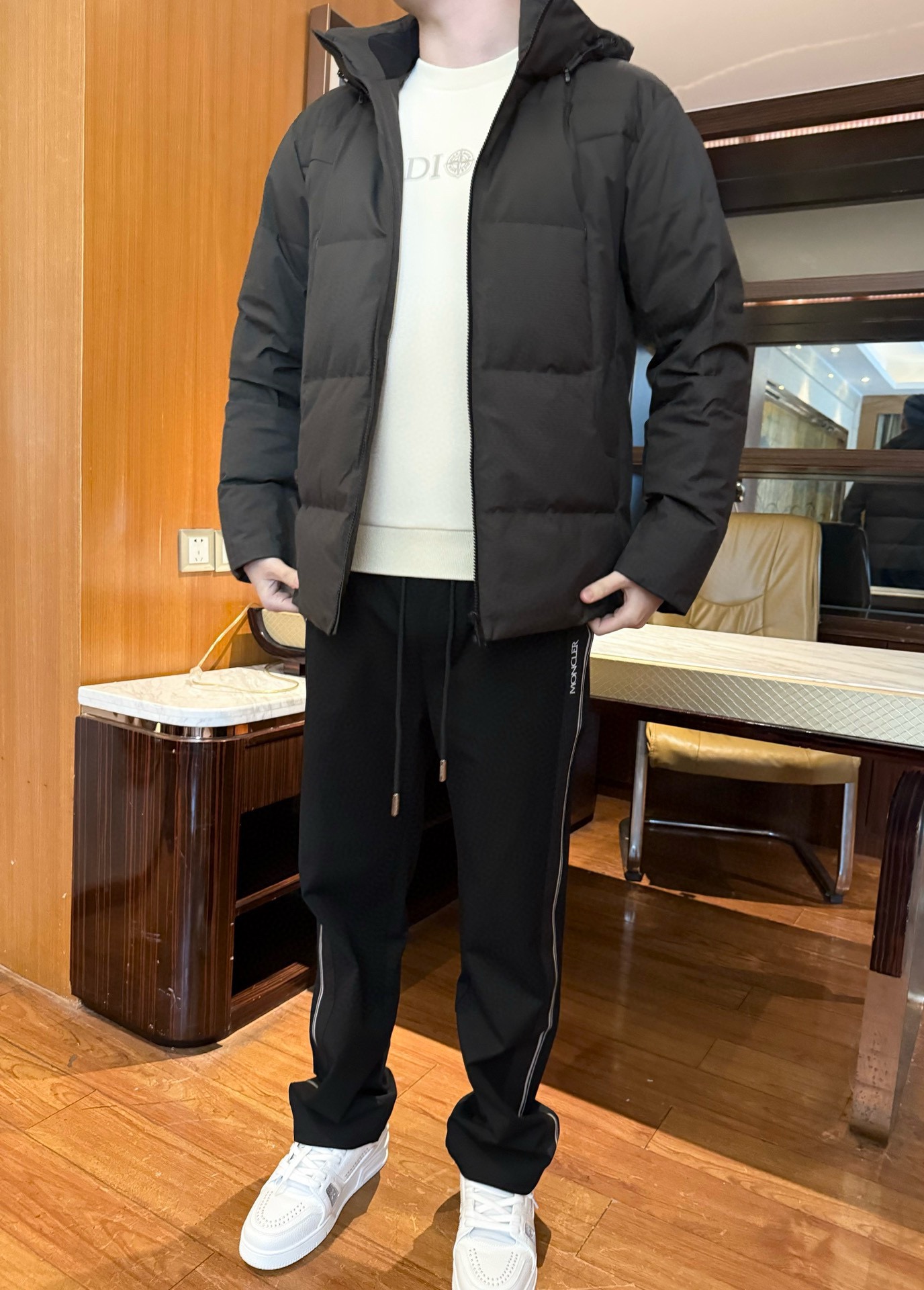 NO:728685,Zegna-2025 new down jacket!  Fine plaid windproof fabric, matte high-end feel + anti-wrinkle and wear-resistant, the inner liner is made of high-quality goose down, lightweight and not bulky and can block cold wind ~ Hooded drawstring + hidden pockets can tighten and keep warm, and small items can be safely stored; the zippers are smooth and not stuck  The shell makes it super easy to put on and take off. It is simple and slim without any drag, and does not weigh down your body when worn daily. It is overall neat and good-looking. Size: 48-56 (model wears 50 in 180/140, with Hong Kong Lane Crawford gift box packaging),,zegna,down  jacket,hats,19860909杰尼亚-2025新款羽绒服！细密格纹防风面料,哑光高级感+抗皱耐磨,内胆采用高品质鹅绒,轻量不臃肿还能挡寒风~连帽抽绳+隐藏式口袋,既能收紧保暖,小物件也能稳妥收纳；拉链顺滑不卡壳,穿脱超省心.简约修身不拖沓,日常穿不压个子,整体利落好看.码数:48-56(模特180/140穿50,配香港连卡佛礼盒包装),,zegna,down jacket,hats,,Men's clothing