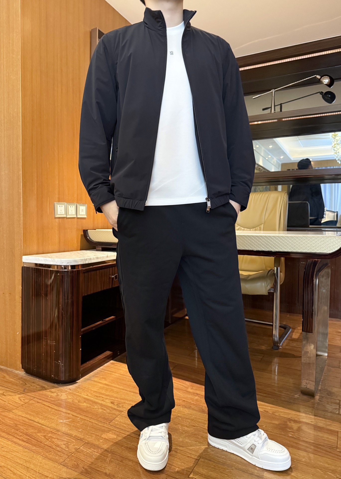 NO:731733,Gucci-2025 new quilted jacket!  It is made of high-density windproof fabric, which is smooth to the touch, anti-wrinkle and easy to care for. The interior is filled with lightweight thermal cotton, which combines warmth and comfort without being bulky. The stand-up collar zipper is neat and crisp, and the side metal snap pockets are both practical and decorative. The brand logo on the back is low-key to highlight the texture; the hem is elasticated and designed to fit  Body shape, easy to put on and take off and better windproof effect. Slim and not tight tailoring adapts to a variety of body shapes, business and casual styles can be flexibly switched, and can be worn alone or layered to create a neat look. Size 48-56 (model 180/140 wears 50, comes with Hong Kong Lane Crawford gift box packaging),,jackets  & coats,19860909古琦-2025新款夹棉外套！采用高密防风面料,触感顺滑且抗皱易打理,内里填充轻盈保暖棉,兼顾保暖性与穿着舒适度,无臃肿感.立领拉链版型利落挺括,侧边金属按扣口袋兼具实用性与装饰性,后背品牌标识低调彰显质感；下摆松紧设计贴合身形,穿脱便捷且防风效果更佳.修身不紧身的剪裁适配多种身形,商务与休闲风格可灵活切换,单穿或内搭都能打造利落造型.码数48-56（模特180/140穿50,配香港连卡佛礼盒包装）,,jackets & coats,,Men's clothing