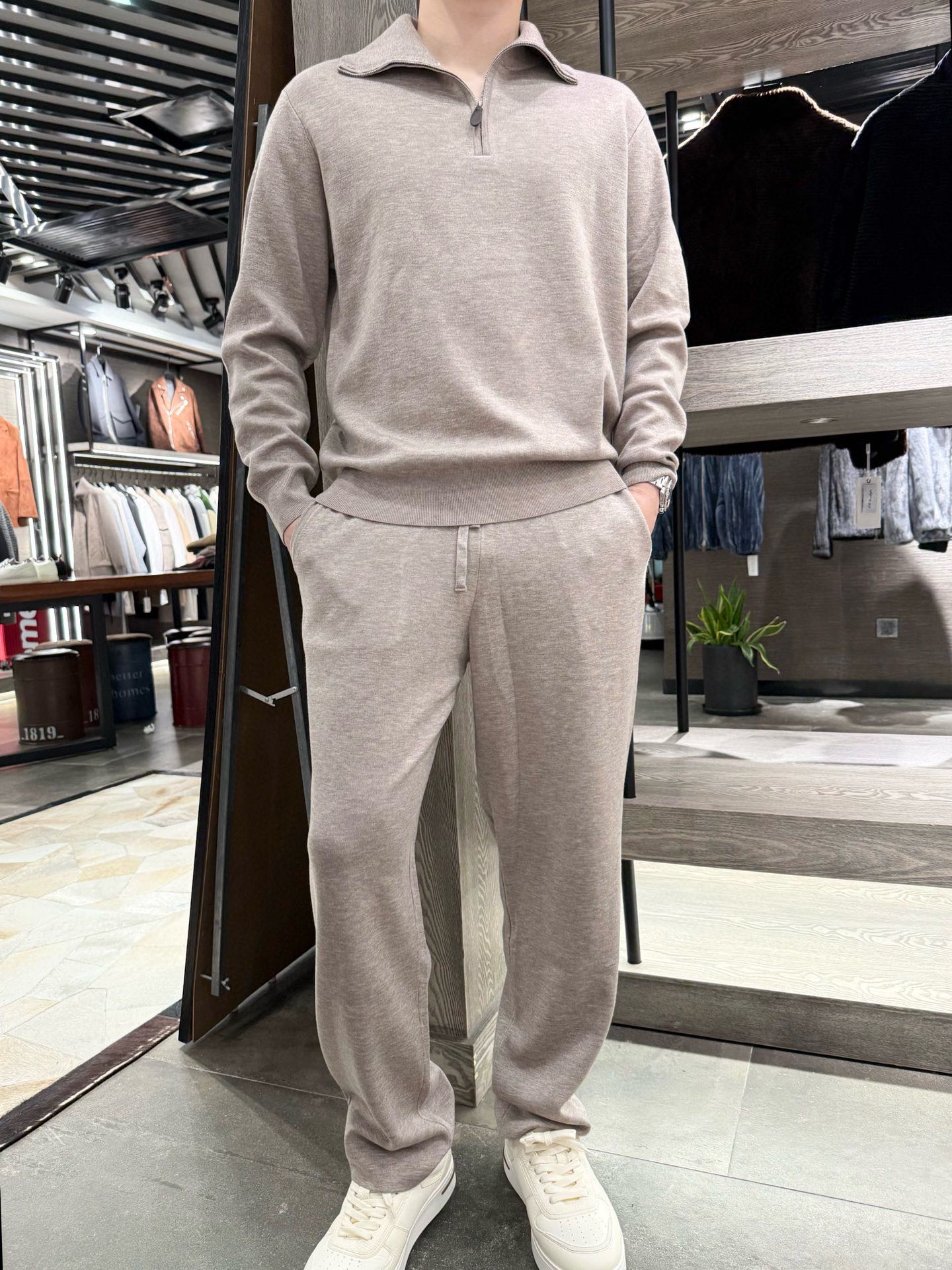 NO:656038,LP-2025 new set!  It is made of sheep wool blended material, which not only has the delicate skin-friendly and natural warmth of wool, but also takes into account the characteristics of easy care and wrinkle resistance. It is soft to the touch and has good drape. The upper body has an 'old money style' low-key and high-end feel. The combination of half-zip lapel + same-color suit weakens the casual feeling of traditional sportswear and makes it more refined and neat;  The collar, cuffs and trouser legs with patterned edges can not only lock in the temperature, but also modify the body line. There is no need to worry about matching one set. Wear it alone, it is simple and elegant, and you can easily switch styles when layered, taking into account comfort and dignity. Size: 48-56 (model 180/140 wears 50, comes with Hong Kong Lane Crawford gift box packaging),, loro  piana,alexander wang19860909LP-2025新款套装！采用绵羊毛混纺材质,既有羊毛的细腻亲肤与自然保暖性,又兼顾了好打理、不易皱的特性,触感柔软且垂坠感佳,上身自带“老钱风”低调高级感.半拉链翻领+同色系套装的搭配,弱化了传统运动装的休闲感,多了几分精致利落；螺纹收边的领口、袖口和裤脚,既能锁住温度,又能修饰身形线条.一套成型无需费心搭配,单穿简约大气,叠穿也能轻松切换风格,兼顾舒适与体面.码数:48-56(模特180/140穿50,配香港连卡佛礼盒包装),,loro piana,alexander wang,Men's clothing