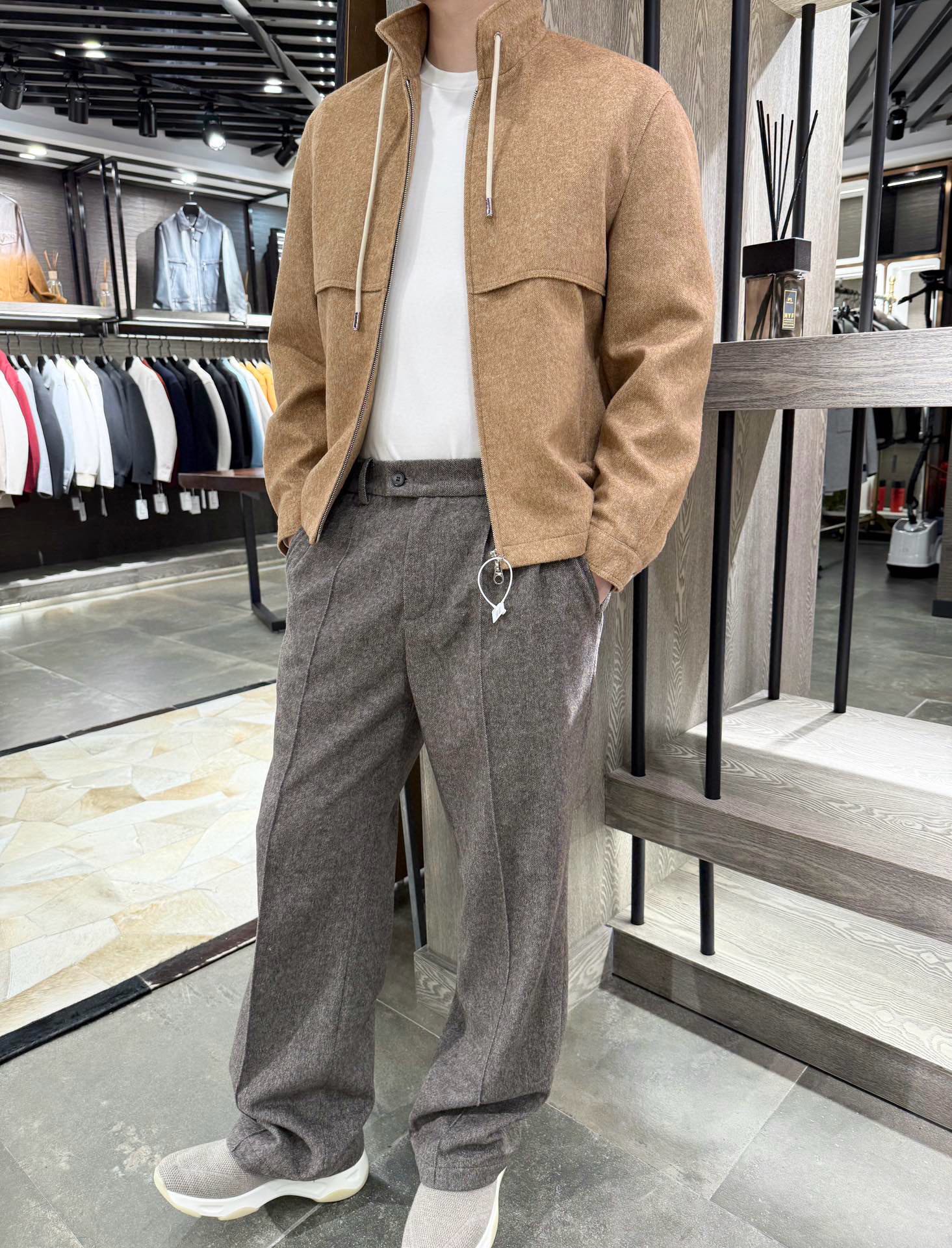 NO:656043,lp-The texture philosophy of the stand-up collar wool jacket. When 'old money style' is no longer a simple style label, but has become a dual pursuit of relaxed texture and classic order, this stand-up collar wool jacket has become an excellent footnote - it hides the elegance accumulated over time into every inch of tailoring, and uses contemporary design language to deconstruct the boringness of the 'old school', making classics truly become daily wear and new items. 1. 'Space wisdom' in three-dimensional tailoring  The essence of the old money style lies in the pattern logic of 'seemingly casual, but actually sophisticated.' This jacket adopts three-dimensional tailoring technology and is slightly wider at the shoulder line. It not only retains the stiffness of the wool material, but also releases a relaxed atmosphere through the subtle silhouette - there is no sense of restraint when raising the hand, and layering sweaters will not look bloated. It perfectly balances the 'formal sense' and the 'casual sense'.  The length design can be called the 'golden ratio', just below the waistline. When paired with trousers of the same series, it can naturally divide the body proportions. Even if worn alone with jeans, the neat length of the dress can highlight the lines of the legs; and the slightly closed design of the cuffs not only continues the classic details of the retro jacket, but also forms a neat outline on the wrist. The watch or shirt cuffs exposed when raising the hands are all low-key expressions of old money style. 2. The 'temperature and decentness' of wool blended material  The fabric is made of a golden ratio of 55% wool + 45% polyester fiber. Wool's natural warmth and soft touch make the jacket a 'temperature armor' in autumn and winter, and it has a delicate and skin-friendly feel when worn close to the body. The addition of polyester fiber strengthens the wrinkle resistance and durability of the fabric. It can be stuffed into a bag for daily commuting and unfolded after sitting for a long time at work. It can still quickly restore a flat shape, adapting to the 'all-weather exquisite' life rhythm of old money.  Visually, the wool blended fabric presents a high-end matte texture, and the light gray tone has a 'low-saturation and high-end feel'. It is not as flamboyant as bright colors, but it has a delicate texture and luster in the change of light. Walking in the crowd, this 'matte luxury' is enough to become a recognizable mark. 3. The 'code language system' of exquisite old-money details  The drawstring stand-up collar version has its own retro aura, while the drawstring design of the neckline is infused with relaxation and ingenuity - tighten the drawstring, and the stand-up collar fits the neck, instantly switching to a more formal 'urban gentleman' mode; relax the drawstring, and the collar naturally droops, turning it into a casual and uninhibited 'weekend player'. It can be worn in two ways, which fully maximizes the 'multiple scene adaptability' of the old money style.  The plaid lining opens the placket, and the inside is a classic plaid lining - a light beige background interlaced with red and blue fine grids. This is a classic symbol derived from retro men's clothing. It not only creates a 'detailed easter egg' when exposed between putting on and taking off, but also silently echoes the aesthetic logic of 'reinterpretation of traditional elements' in the old money style, making the jacket stand up to scrutiny from the inside to the outside.  Invisible craftsmanship: the hemming of pocket edges, the smooth routing of body seams, the seamless integration of zippers and fabrics... All craftsmanship details are hidden in 'invisible' places, just like the aesthetic principles of the old money circle. Real sophistication never makes noise on the surface, but allows texture to penetrate into every place.  The beauty of it is that it not only has the 'noble background' brought by the wool material and three-dimensional tailoring, but also uses ingenious ideas such as drawstrings and plaid patterns to eliminate the 'old-school' sense of distance, ultimately turning the 'old money style' into a style language that can be daily, replicable, and growable - just like those real old money families who have made elegance a habit in their bones, and this coat is your ticket to a 'relaxed and textured life'.  Size 48-56 (model 180/140 wears 50, with Hong Kong Lane Crawford gift box packaging), loro piana, jeans, jackets & coats, sweaters, gold, alexander wang19860909lp-立领羊毛外套的质感哲学 当“老钱风”不再是简单的风格标签,而是成为一种对松弛质感与经典秩序的双重追求,这款立领羊毛外套便成了绝佳注脚——它把岁月沉淀的优雅藏进每一寸剪裁,又用当代设计语言解构“老派”的沉闷,让经典真正成为常穿常新的日常. 一、版型立体剪裁里的“空间智慧” 老钱风的精髓,在于“看似随意,实则考究”的版型逻辑.这款外套采用立体剪裁工艺,在肩线处做了微阔处理,既保留了羊毛材质自带的挺括感,又通过微妙的廓形释放出松弛氛围——抬手时无束缚感,叠穿毛衣也不会显臃肿,完美平衡“正式感”与“休闲感”. 衣长设计堪称“黄金比例”,恰好卡在腰线下方,搭配同系列西裤时能自然划分身材比例,哪怕单穿配牛仔裤,也能靠利落衣长衬出腿部线条；而袖口的微收设计,既延续了复古外套的经典细节,又在腕部形成利落轮廓,抬手间露出的腕表或衬衣袖口,都是老钱式精致的低调表达. 二、材质羊毛混纺的“温度与体面” 面料选取55羊毛+45聚酯纤维的黄金配比羊毛的天然保暖性与柔糯触感,让外套在秋冬能成为“温度铠甲”,贴身穿也有细腻亲肤感；聚酯纤维的加入则强化了面料的抗皱性与耐用度,日常通勤塞进包里、久坐办公后展开,依旧能快速恢复平整版型,适配“全天候精致”的老钱生活节奏. 视觉上,羊毛混纺面料呈现出高级的雾面肌理感,浅灰色调自带“低饱和度高级感”,不像亮色那般张扬,却在光线变化中泛着细腻的质感光泽,走在人群里,这份“哑光奢华”足以成为辨识度标识. 三、细节老钱式精致的“暗语系统” 抽绳立领立领版型本就自带复古气场,而领口的抽绳设计则注入了松弛巧思——拉紧抽绳,立领贴合脖颈,瞬间切换成偏正式的“都市绅士”模式；放松抽绳,领口自然垂落,又化身随性不羁的“周末玩家”,一绳两穿,把老钱风的“多元场景适配性”拉满. 格纹内衬翻开衣襟,内里是经典格纹衬里——浅米底色交织红蓝细格,这是源自复古男装的经典符号,既在穿脱间露出时制造“细节彩蛋”,又默默呼应老钱风对“传统元素再演绎”的审美逻辑,让外套从里到外都经得起推敲. 隐形工艺口袋边缘的包边、衣身接缝处的平整走线、拉链与面料的无缝嵌合……所有工艺细节都藏在“看不见”的地方,正如老钱圈层的审美准则真正的精致从不在表面喧哗,而是让质感渗透进每一处 它的妙处在于,既拥有羊毛材质与立体剪裁带来的“贵气底色”,又用抽绳、格纹这些巧思消解了“老派”的距离感,最终让“老钱风”变成一种可日常、可复制、可生长的风格语言——就像那些真正的老钱家族,把优雅活成了骨子里的习惯,而这件外套,正是你我通往“松弛质感人生”的入场券. 尺码48-56(模特180/140穿50,配香港连卡佛礼盒包装）,,loro piana,jeans,jackets & coats,sweaters,gold,alexander wang,Men's clothing