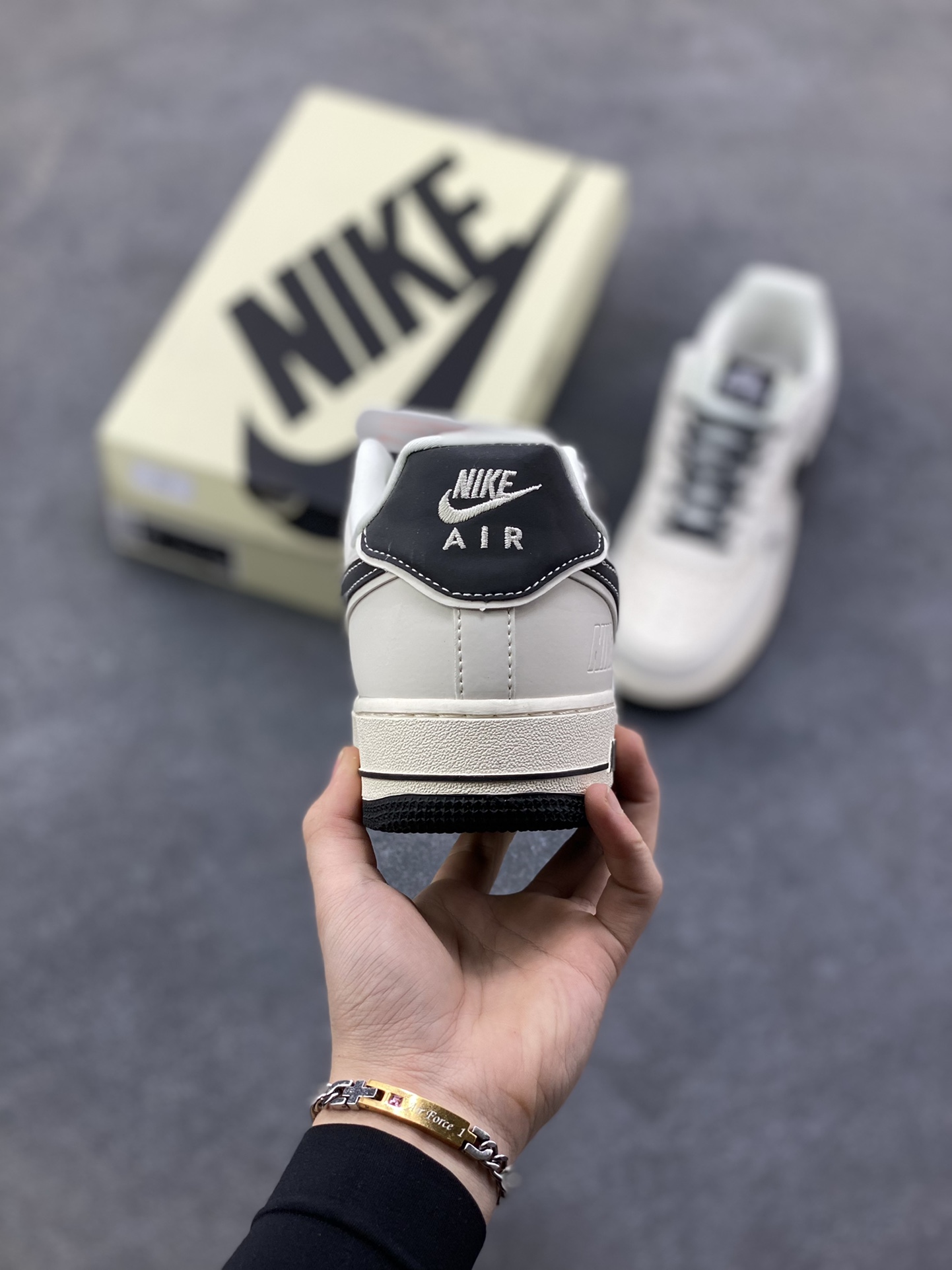 图片[4]-NIke Air Force 1 ‘07 Low “NIKE-米黑满天星”空军一号 低帮 运动鞋 休闲鞋 折边针车 工艺难度大 原楦头原纸板 原装鞋盒 定制五金配件 内置全掌气垫 原厂鞋底 货号：DD1982-327 尺码：36 36.5 37.5 38 38.5 39 40 40.5 41 42 42.5 43 44 44.5 45-选品中心