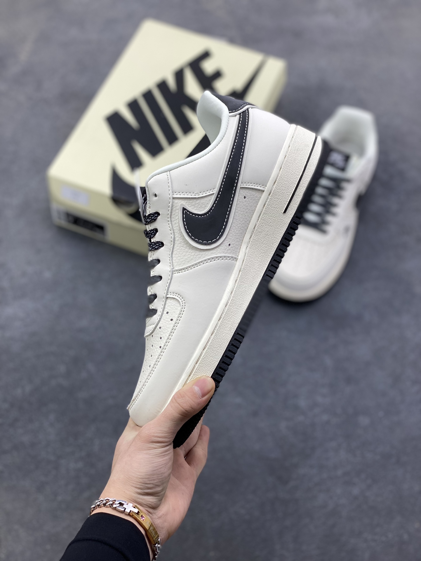 图片[3]-NIke Air Force 1 ‘07 Low “NIKE-米黑满天星”空军一号 低帮 运动鞋 休闲鞋 折边针车 工艺难度大 原楦头原纸板 原装鞋盒 定制五金配件 内置全掌气垫 原厂鞋底 货号：DD1982-327 尺码：36 36.5 37.5 38 38.5 39 40 40.5 41 42 42.5 43 44 44.5 45-选品中心