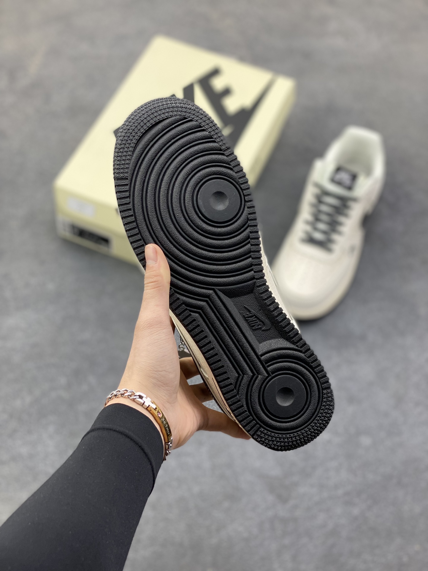 图片[5]-NIke Air Force 1 ‘07 Low “NIKE-米黑满天星”空军一号 低帮 运动鞋 休闲鞋 折边针车 工艺难度大 原楦头原纸板 原装鞋盒 定制五金配件 内置全掌气垫 原厂鞋底 货号：DD1982-327 尺码：36 36.5 37.5 38 38.5 39 40 40.5 41 42 42.5 43 44 44.5 45-选品中心