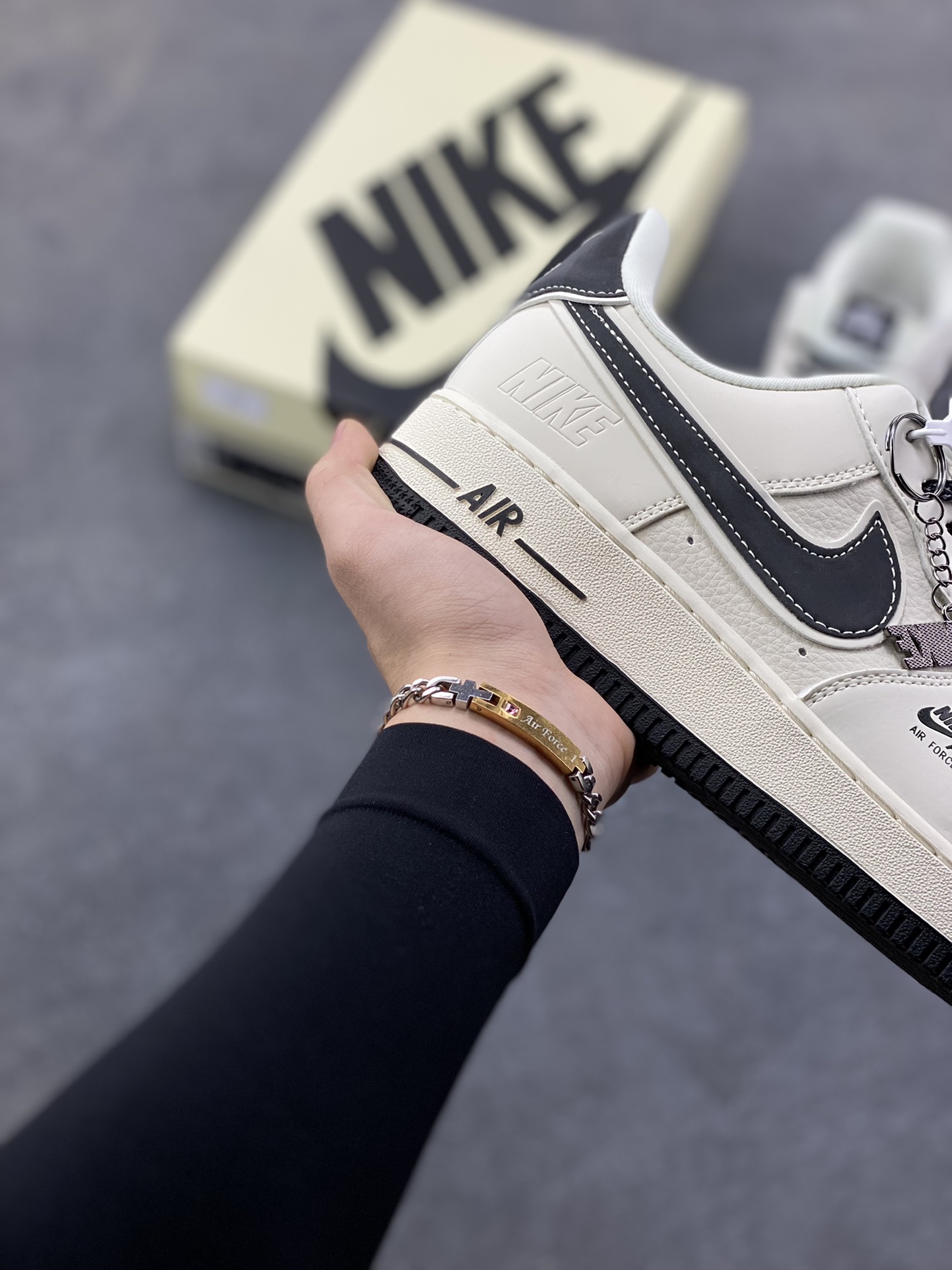 图片[6]-NIke Air Force 1 ‘07 Low “NIKE-米黑满天星”空军一号 低帮 运动鞋 休闲鞋 折边针车 工艺难度大 原楦头原纸板 原装鞋盒 定制五金配件 内置全掌气垫 原厂鞋底 货号：DD1982-327 尺码：36 36.5 37.5 38 38.5 39 40 40.5 41 42 42.5 43 44 44.5 45-选品中心