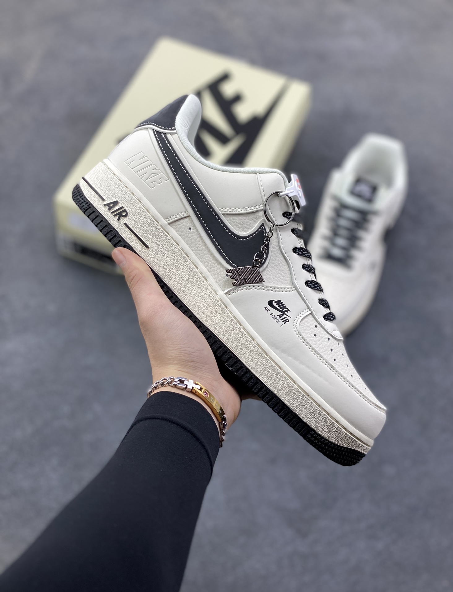 NIke Air Force 1 ‘07 Low “NIKE-米黑满天星”空军一号 低帮 运动鞋 休闲鞋 折边针车 工艺难度大 原楦头原纸板 原装鞋盒 定制五金配件 内置全掌气垫 原厂鞋底 货号：DD1982-327 尺码：36 36.5 37.5 38 38.5 39 40 40.5 41 42 42.5 43 44 44.5 45-选品中心