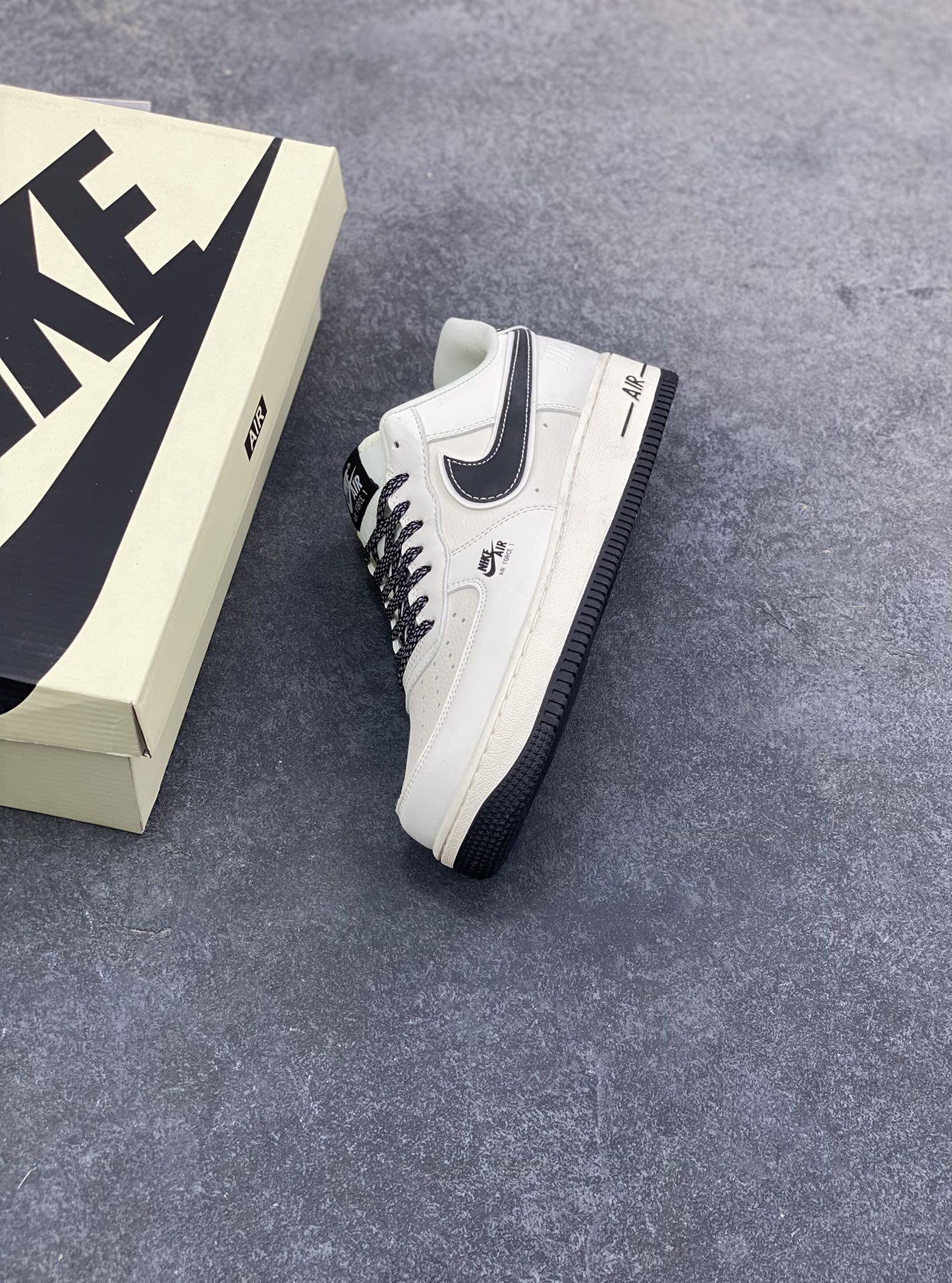 图片[7]-NIke Air Force 1 ‘07 Low “NIKE-米黑满天星”空军一号 低帮 运动鞋 休闲鞋 折边针车 工艺难度大 原楦头原纸板 原装鞋盒 定制五金配件 内置全掌气垫 原厂鞋底 货号：DD1982-327 尺码：36 36.5 37.5 38 38.5 39 40 40.5 41 42 42.5 43 44 44.5 45-选品中心