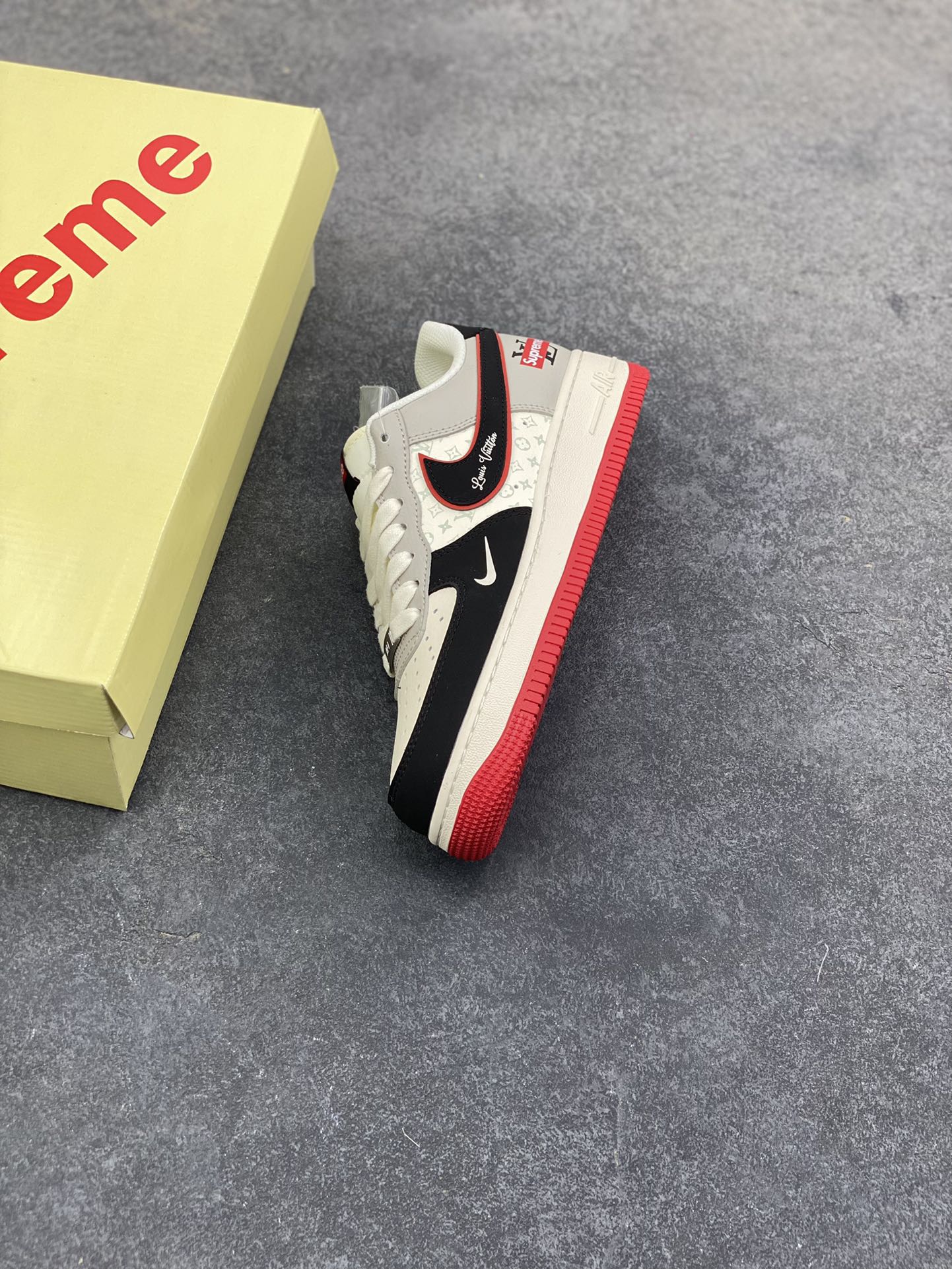 图片[7]-这双Nike Air Force 1 Low直接把“顶流联名”焊在鞋上了！LV老花+Supreme红标双buff叠满，黑白灰主调撞出高级感，红底收尾拽得刚好，穿上直接拿捏潮流圈“王炸”气场！货号：XS1958-629-选品中心