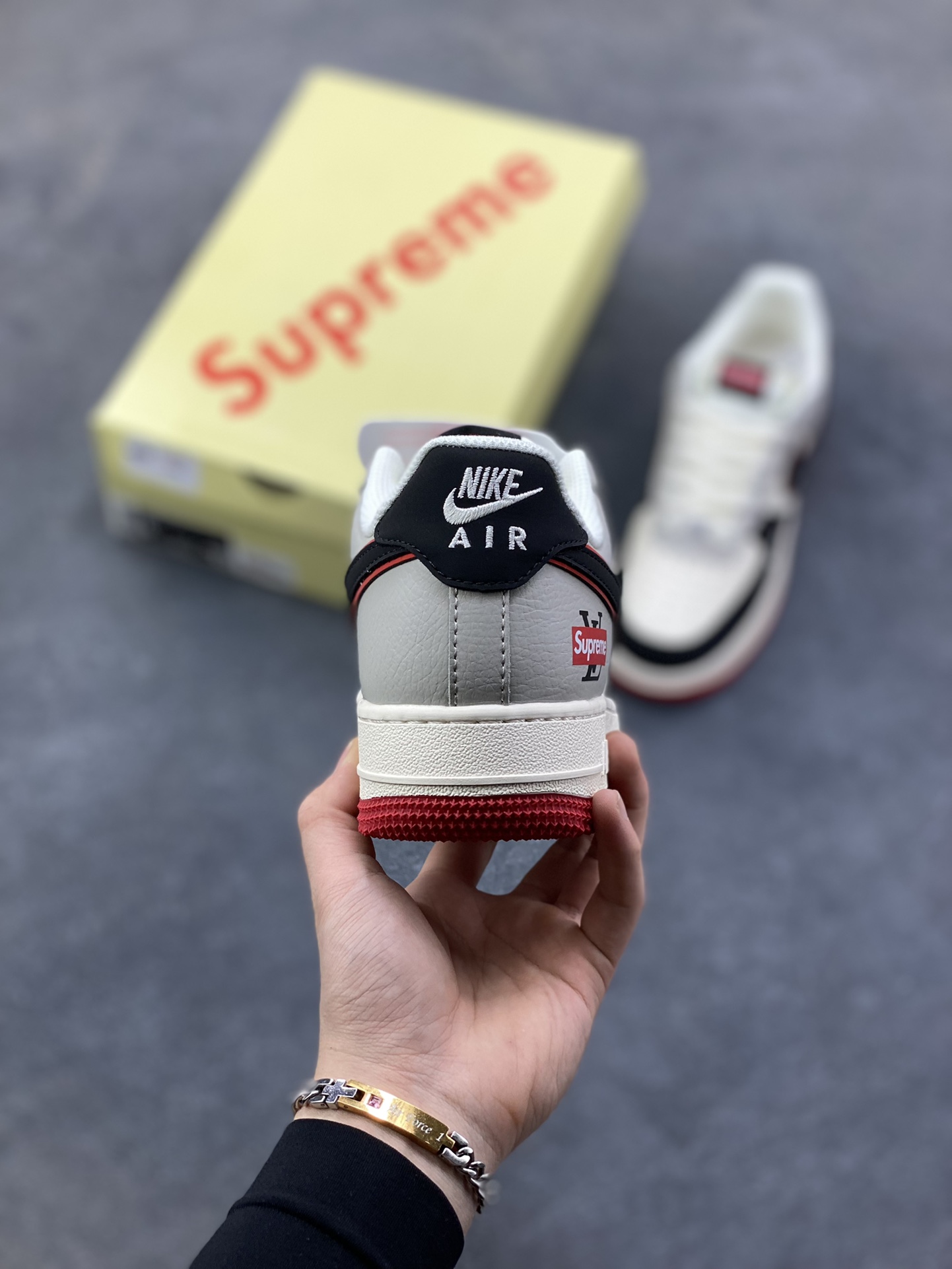 图片[4]-这双Nike Air Force 1 Low直接把“顶流联名”焊在鞋上了！LV老花+Supreme红标双buff叠满，黑白灰主调撞出高级感，红底收尾拽得刚好，穿上直接拿捏潮流圈“王炸”气场！货号：XS1958-629-选品中心