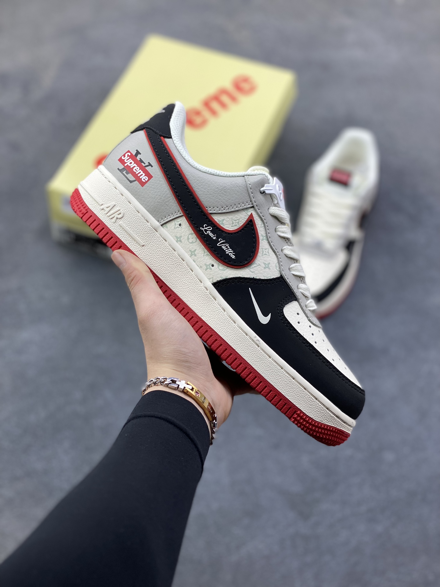 这双Nike Air Force 1 Low直接把“顶流联名”焊在鞋上了！LV老花+Supreme红标双buff叠满，黑白灰主调撞出高级感，红底收尾拽得刚好，穿上直接拿捏潮流圈“王炸”气场！货号：XS1958-629-选品中心