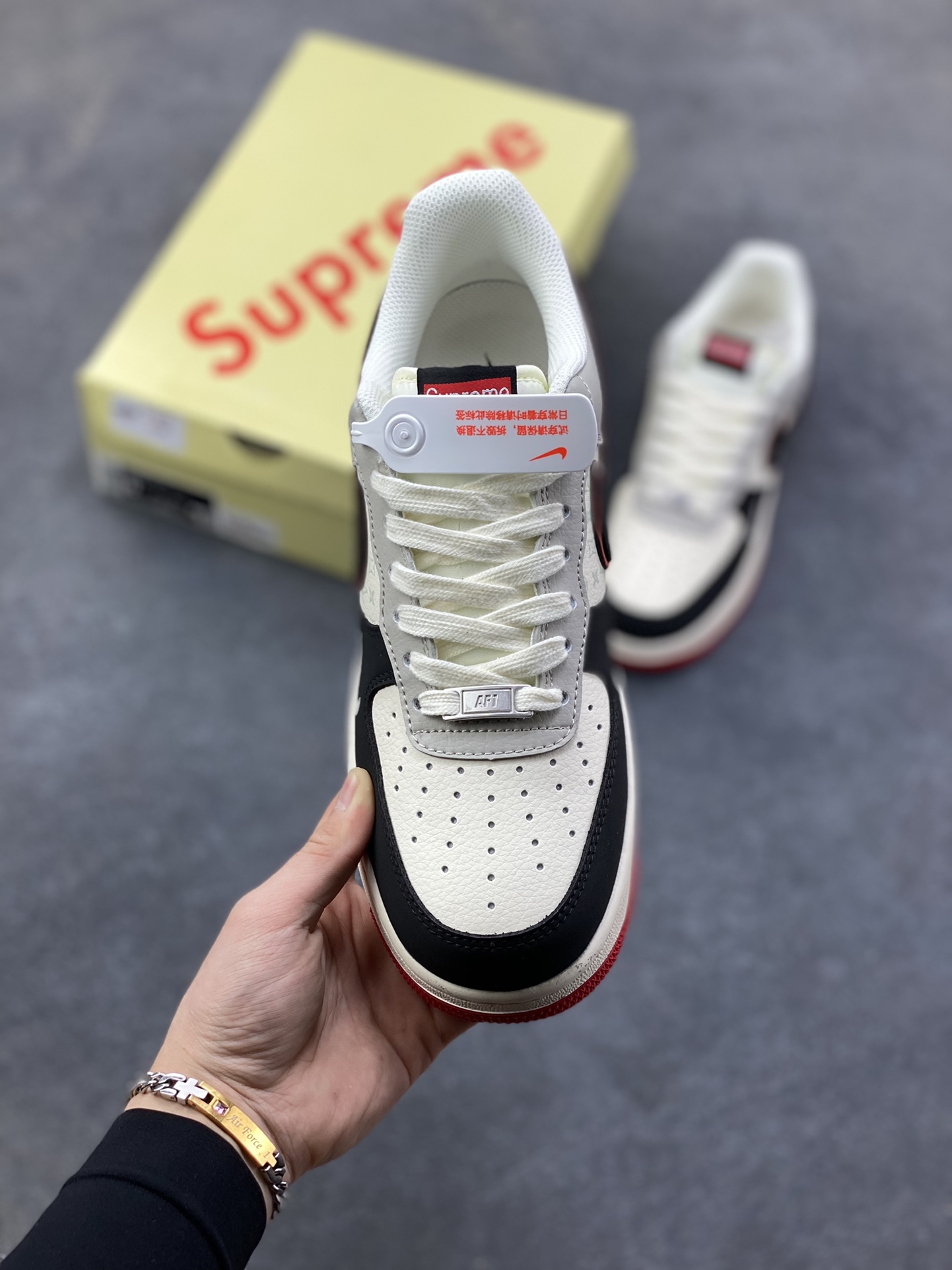 图片[2]-这双Nike Air Force 1 Low直接把“顶流联名”焊在鞋上了！LV老花+Supreme红标双buff叠满，黑白灰主调撞出高级感，红底收尾拽得刚好，穿上直接拿捏潮流圈“王炸”气场！货号：XS1958-629-选品中心