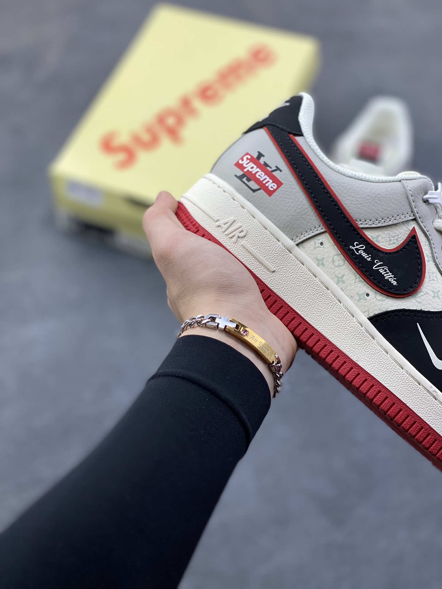 图片[6]-这双Nike Air Force 1 Low直接把“顶流联名”焊在鞋上了！LV老花+Supreme红标双buff叠满，黑白灰主调撞出高级感，红底收尾拽得刚好，穿上直接拿捏潮流圈“王炸”气场！货号：XS1958-629-选品中心