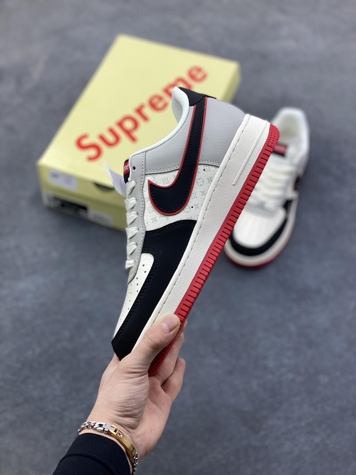 图片[3]-这双Nike Air Force 1 Low直接把“顶流联名”焊在鞋上了！LV老花+Supreme红标双buff叠满，黑白灰主调撞出高级感，红底收尾拽得刚好，穿上直接拿捏潮流圈“王炸”气场！货号：XS1958-629-选品中心