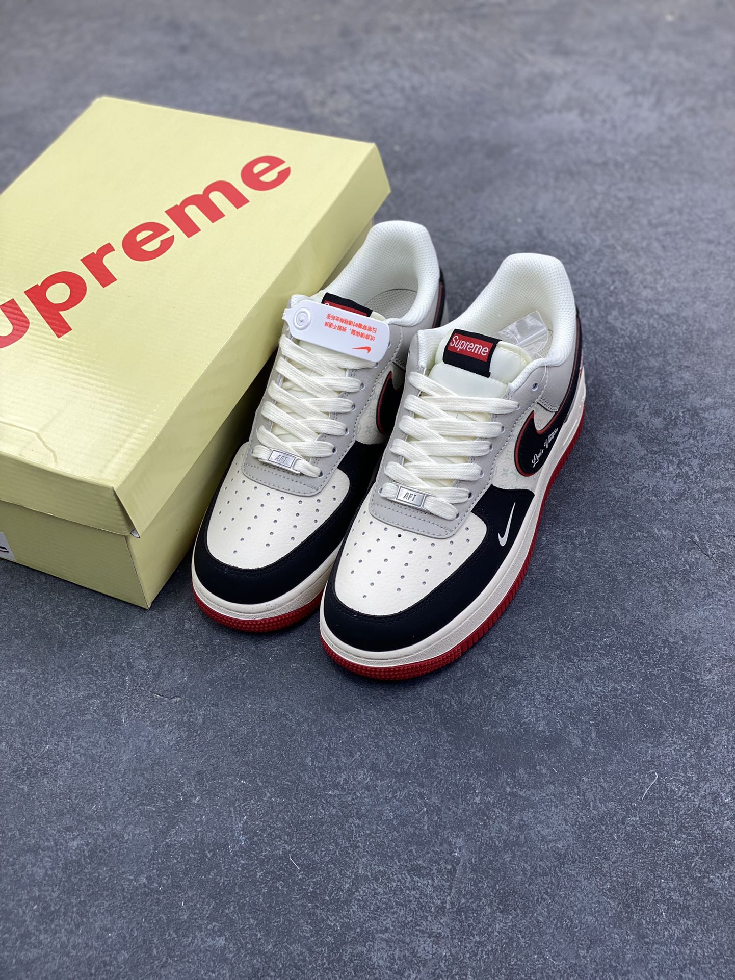 图片[8]-这双Nike Air Force 1 Low直接把“顶流联名”焊在鞋上了！LV老花+Supreme红标双buff叠满，黑白灰主调撞出高级感，红底收尾拽得刚好，穿上直接拿捏潮流圈“王炸”气场！货号：XS1958-629-选品中心