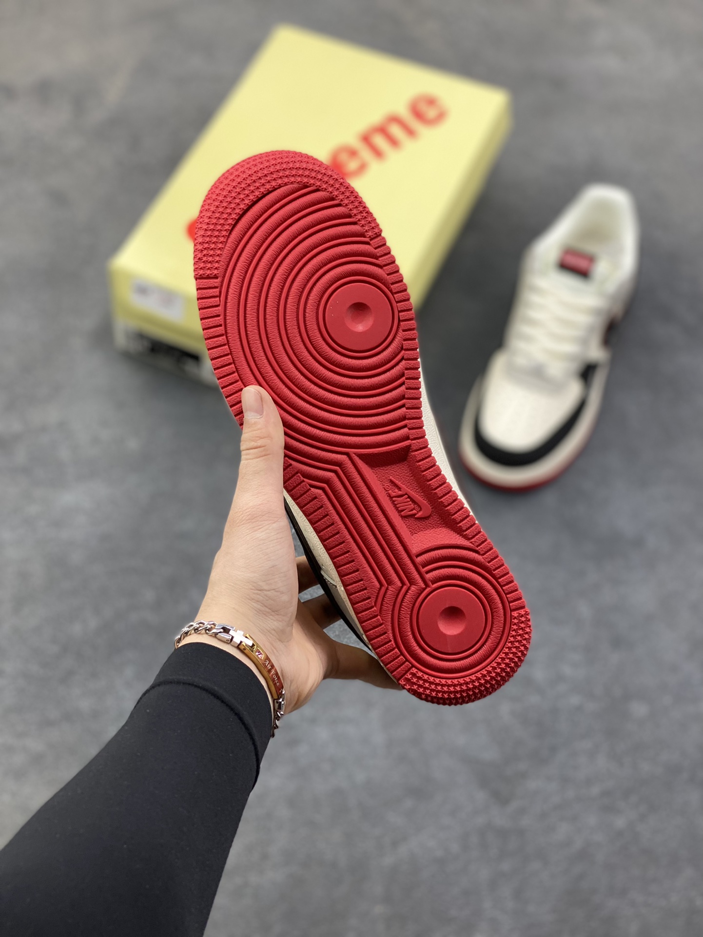图片[5]-这双Nike Air Force 1 Low直接把“顶流联名”焊在鞋上了！LV老花+Supreme红标双buff叠满，黑白灰主调撞出高级感，红底收尾拽得刚好，穿上直接拿捏潮流圈“王炸”气场！货号：XS1958-629-选品中心