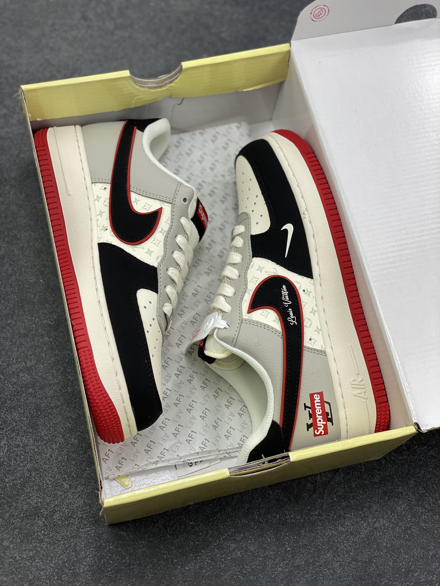 图片[9]-这双Nike Air Force 1 Low直接把“顶流联名”焊在鞋上了！LV老花+Supreme红标双buff叠满，黑白灰主调撞出高级感，红底收尾拽得刚好，穿上直接拿捏潮流圈“王炸”气场！货号：XS1958-629-选品中心