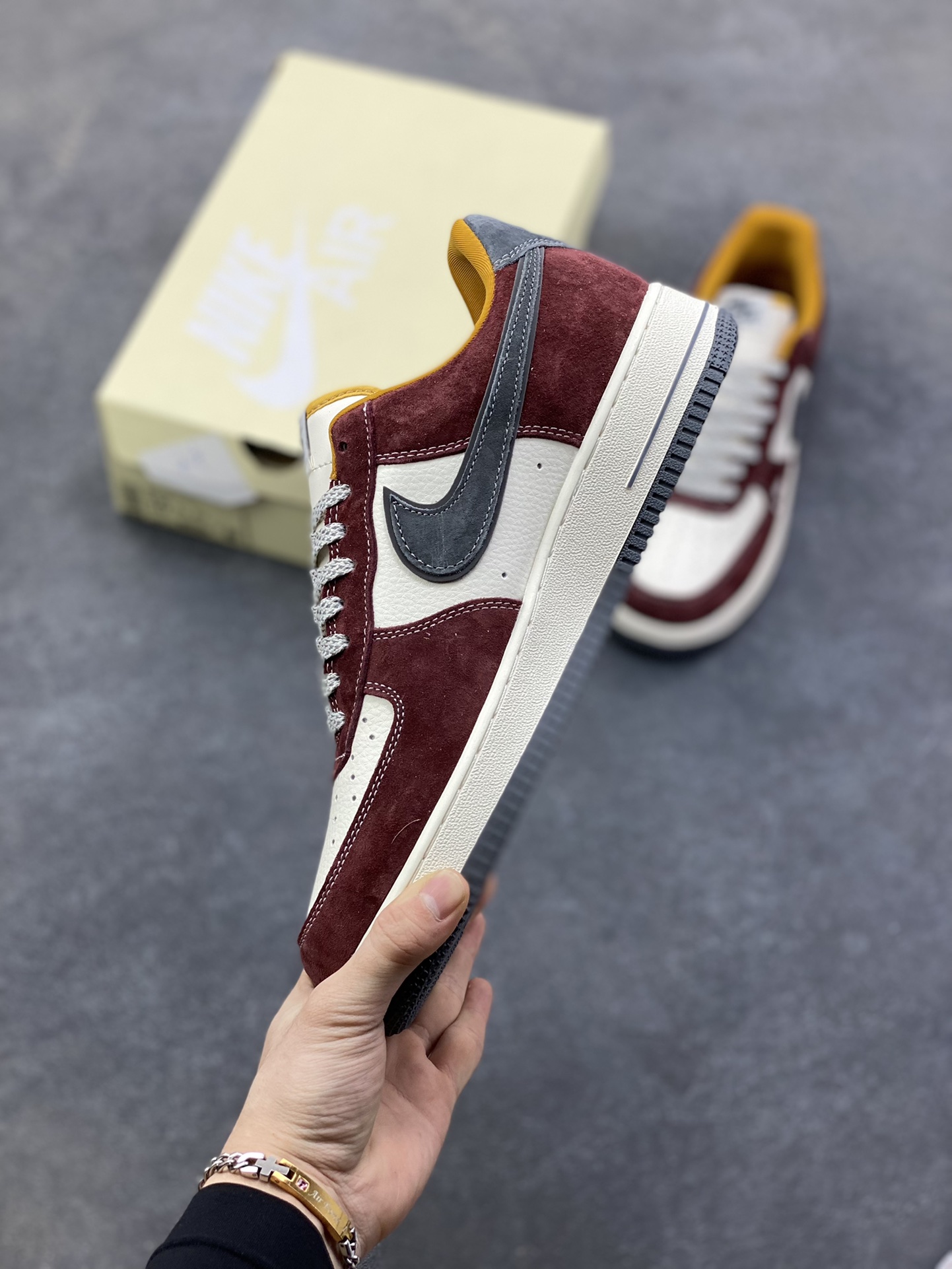 图片[3]-这双Nike Air Force 1 Low × The North Face联名款，简直是“户外风+经典板鞋”的王炸组合！酒红+灰白+焦糖棕的配色复古又高级，麂皮材质质感拉满，鞋侧TNF标识直接把格调拉满，日常出街或轻度户外都能搭出松弛感~货号SS1979-006，复古党和联名控闭眼冲！-选品中心