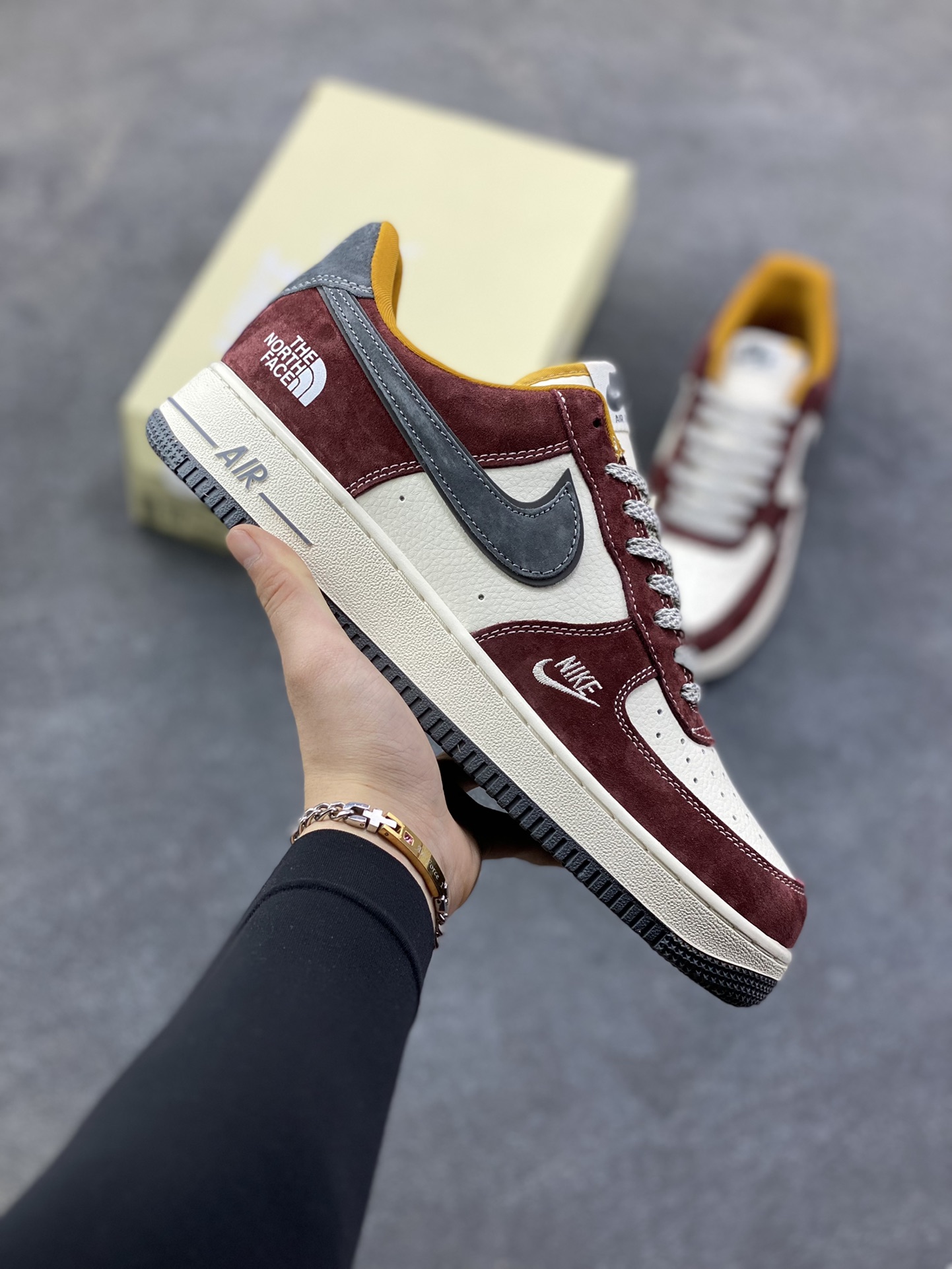 这双Nike Air Force 1 Low × The North Face联名款，简直是“户外风+经典板鞋”的王炸组合！酒红+灰白+焦糖棕的配色复古又高级，麂皮材质质感拉满，鞋侧TNF标识直接把格调拉满，日常出街或轻度户外都能搭出松弛感~货号SS1979-006，复古党和联名控闭眼冲！-选品中心