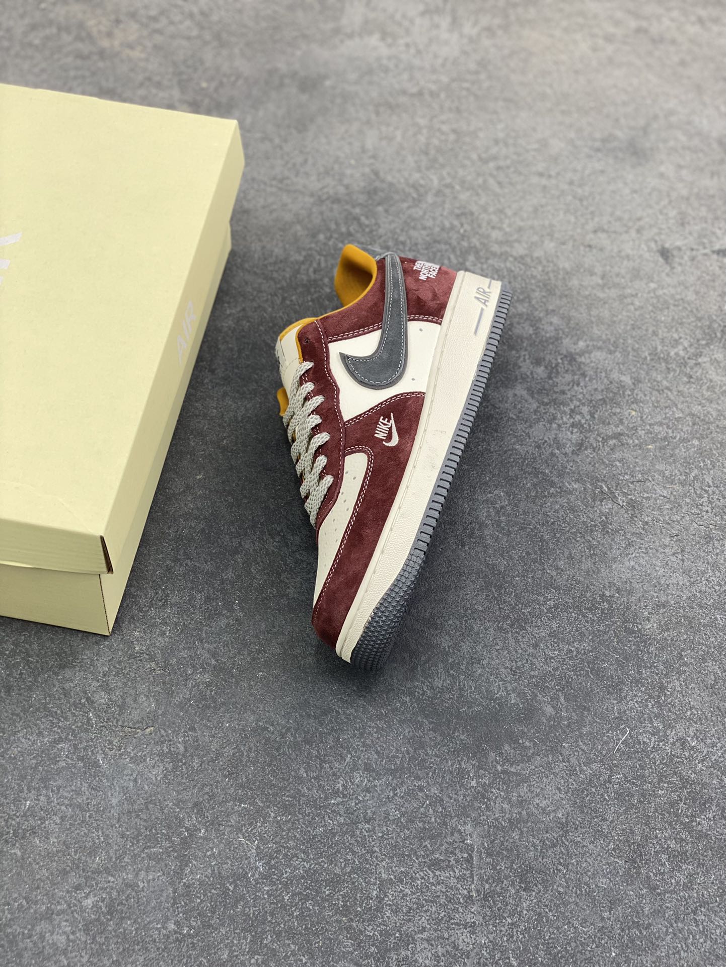 图片[7]-这双Nike Air Force 1 Low × The North Face联名款，简直是“户外风+经典板鞋”的王炸组合！酒红+灰白+焦糖棕的配色复古又高级，麂皮材质质感拉满，鞋侧TNF标识直接把格调拉满，日常出街或轻度户外都能搭出松弛感~货号SS1979-006，复古党和联名控闭眼冲！-选品中心