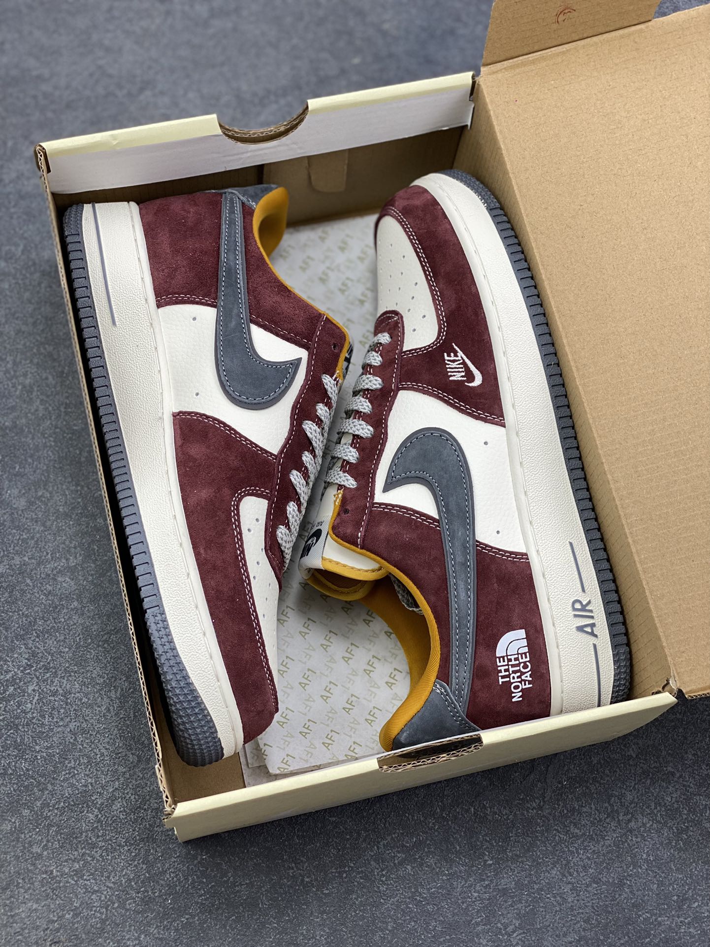 图片[9]-这双Nike Air Force 1 Low × The North Face联名款，简直是“户外风+经典板鞋”的王炸组合！酒红+灰白+焦糖棕的配色复古又高级，麂皮材质质感拉满，鞋侧TNF标识直接把格调拉满，日常出街或轻度户外都能搭出松弛感~货号SS1979-006，复古党和联名控闭眼冲！-选品中心