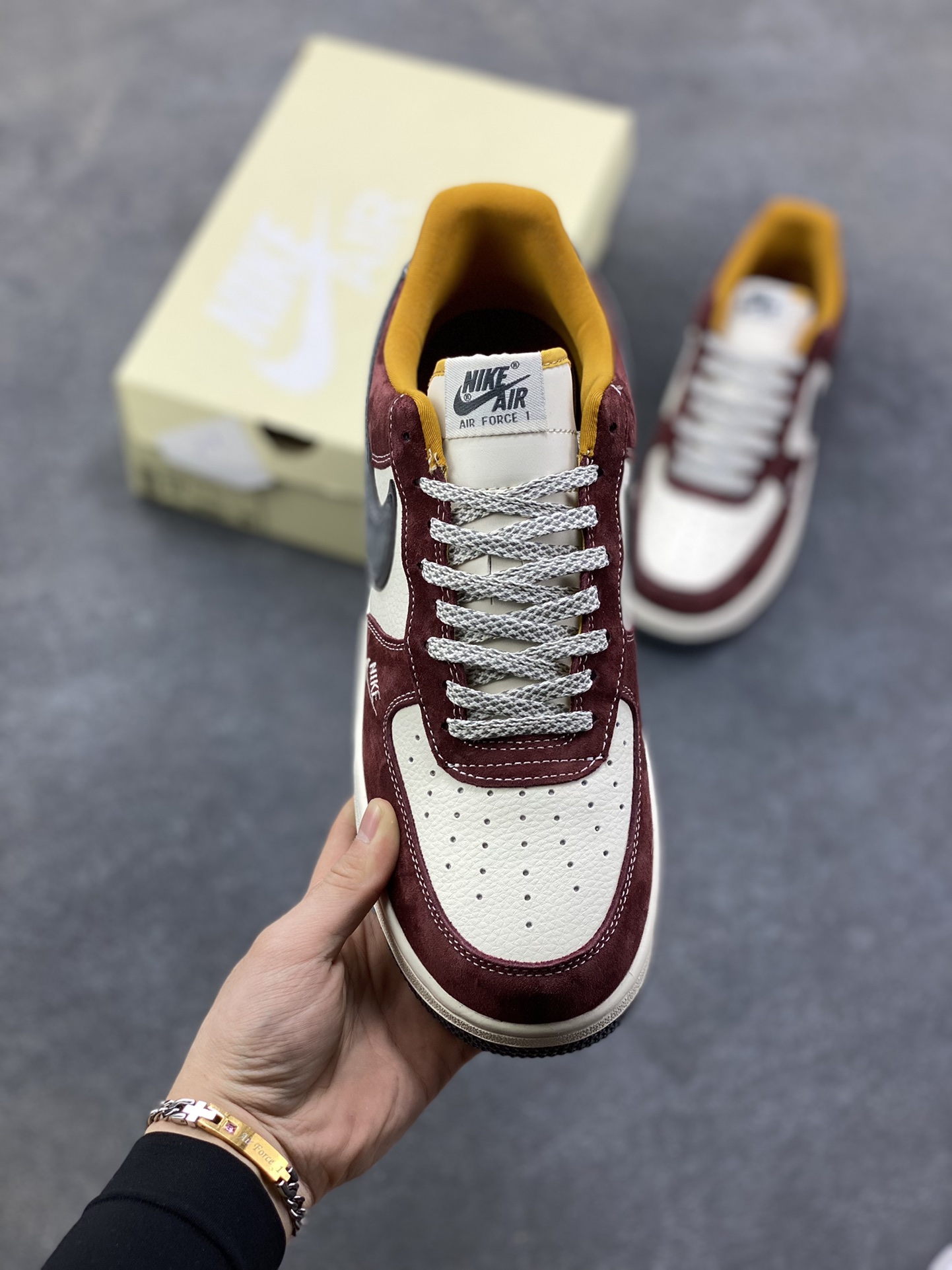 图片[2]-这双Nike Air Force 1 Low × The North Face联名款，简直是“户外风+经典板鞋”的王炸组合！酒红+灰白+焦糖棕的配色复古又高级，麂皮材质质感拉满，鞋侧TNF标识直接把格调拉满，日常出街或轻度户外都能搭出松弛感~货号SS1979-006，复古党和联名控闭眼冲！-选品中心