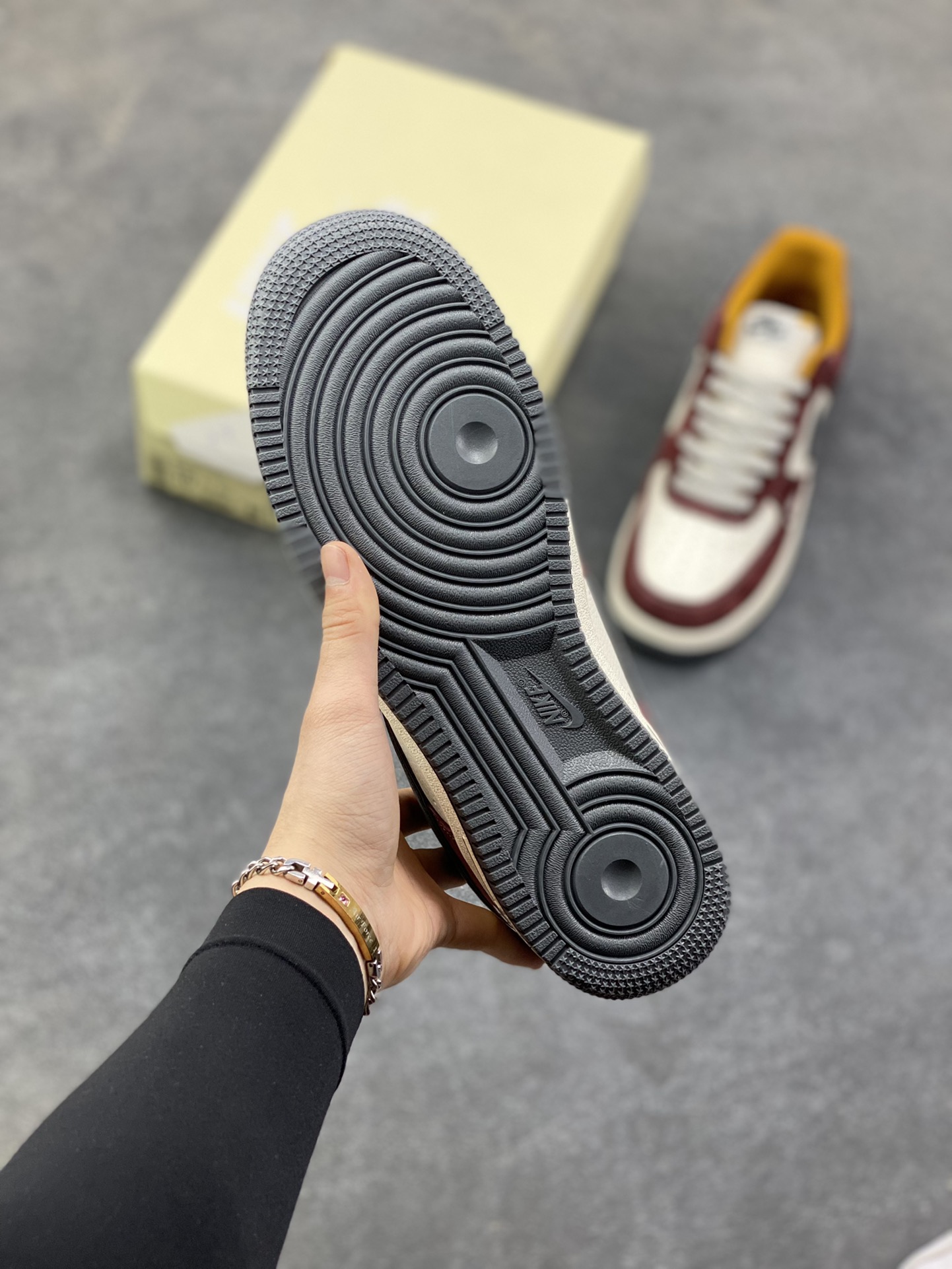 图片[5]-这双Nike Air Force 1 Low × The North Face联名款，简直是“户外风+经典板鞋”的王炸组合！酒红+灰白+焦糖棕的配色复古又高级，麂皮材质质感拉满，鞋侧TNF标识直接把格调拉满，日常出街或轻度户外都能搭出松弛感~货号SS1979-006，复古党和联名控闭眼冲！-选品中心