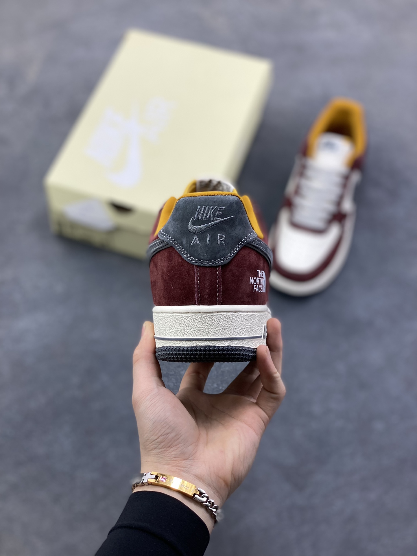 图片[4]-这双Nike Air Force 1 Low × The North Face联名款，简直是“户外风+经典板鞋”的王炸组合！酒红+灰白+焦糖棕的配色复古又高级，麂皮材质质感拉满，鞋侧TNF标识直接把格调拉满，日常出街或轻度户外都能搭出松弛感~货号SS1979-006，复古党和联名控闭眼冲！-选品中心