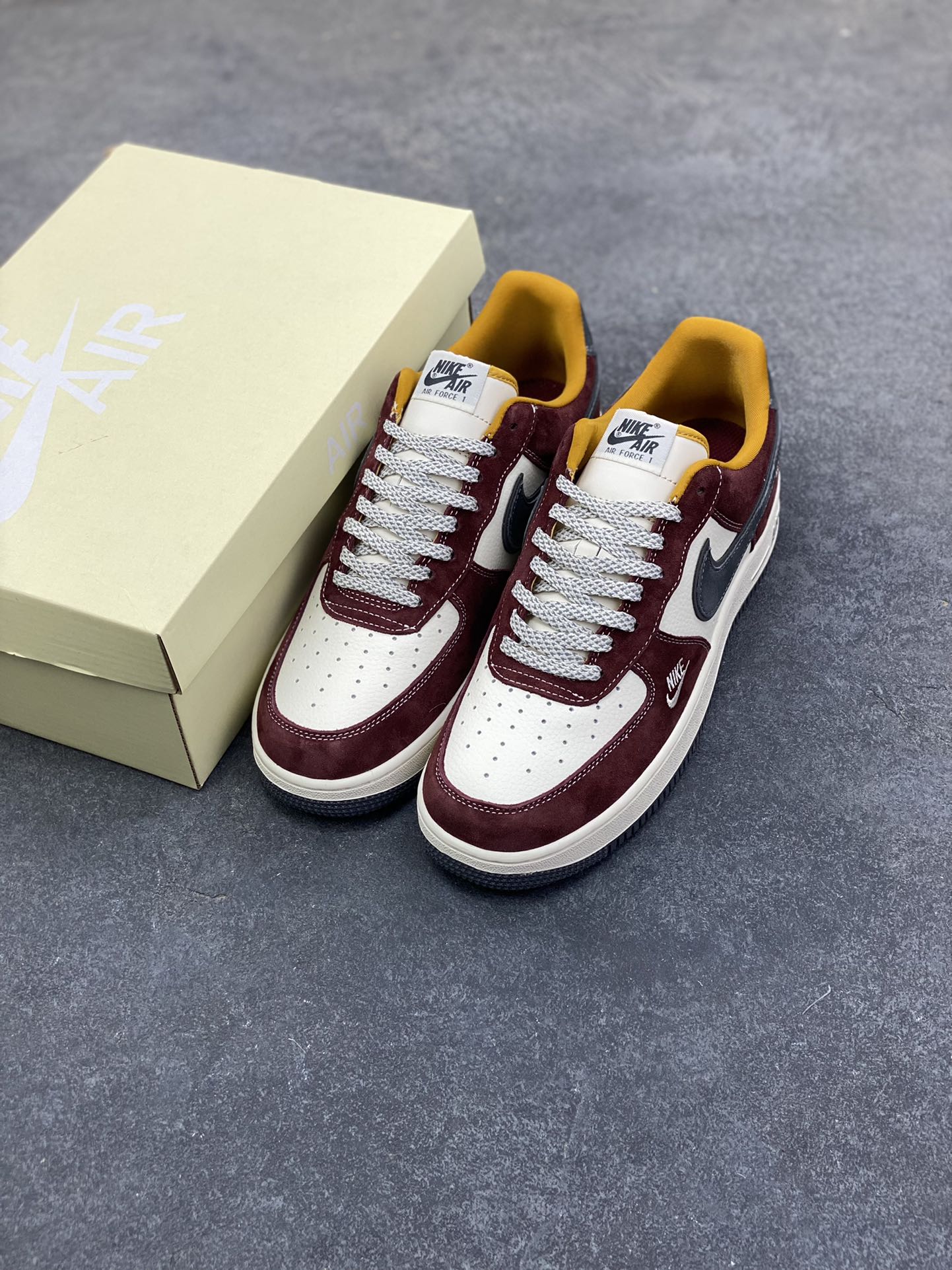 图片[8]-这双Nike Air Force 1 Low × The North Face联名款，简直是“户外风+经典板鞋”的王炸组合！酒红+灰白+焦糖棕的配色复古又高级，麂皮材质质感拉满，鞋侧TNF标识直接把格调拉满，日常出街或轻度户外都能搭出松弛感~货号SS1979-006，复古党和联名控闭眼冲！-选品中心