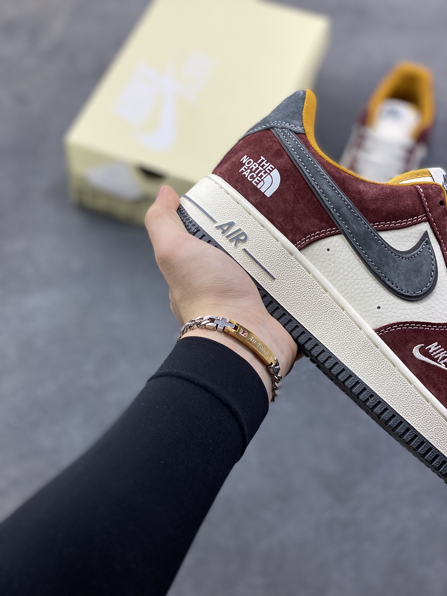 图片[6]-这双Nike Air Force 1 Low × The North Face联名款，简直是“户外风+经典板鞋”的王炸组合！酒红+灰白+焦糖棕的配色复古又高级，麂皮材质质感拉满，鞋侧TNF标识直接把格调拉满，日常出街或轻度户外都能搭出松弛感~货号SS1979-006，复古党和联名控闭眼冲！-选品中心