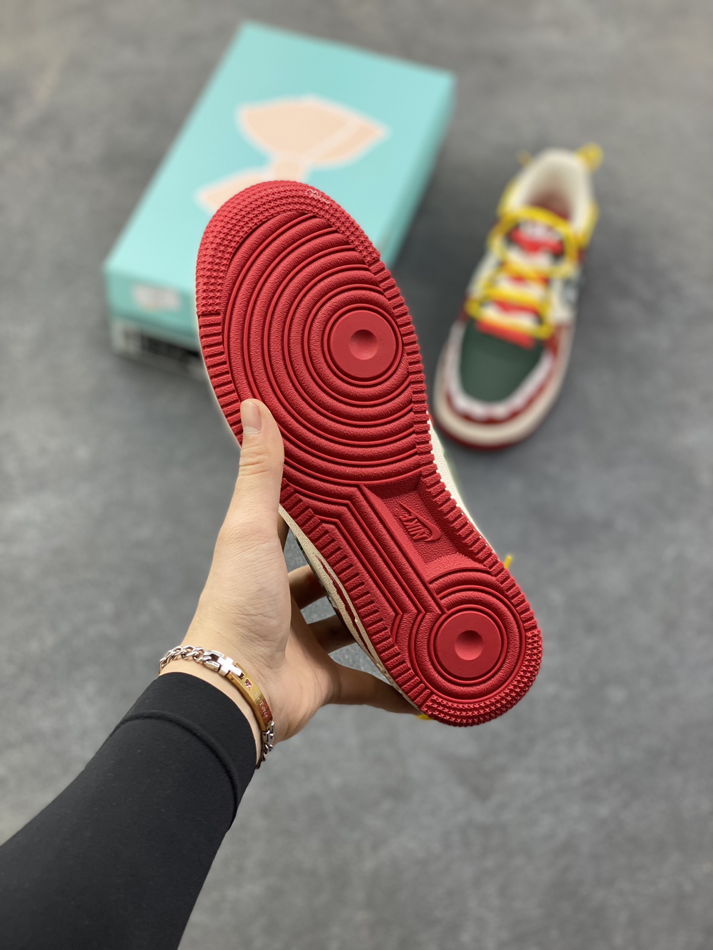 图片[5]-手绘涂鸦“圣诞糖霜”Nike Air Force 1 “Christmas Frosting”空军一号定制板鞋 专为圣诞季打造的 “节日限定甜品”。鞋身用红、绿、米白撞色还原圣诞配色，鞋头边缘的波浪纹 + 鞋侧的姜饼人、雪花、圣诞树图案，像裹满糖霜的姜饼甜点；鞋带用黄红拼接的 “糖果绳” 呼应主题，后跟的 “Merry Christmas” 字样直接拉满节日氛围 货号：SD1990-101 尺码： 36 36.5 37.5 38 38.5 39 40 40.5 41 42 42.5 43 44 44.5 45-选品中心