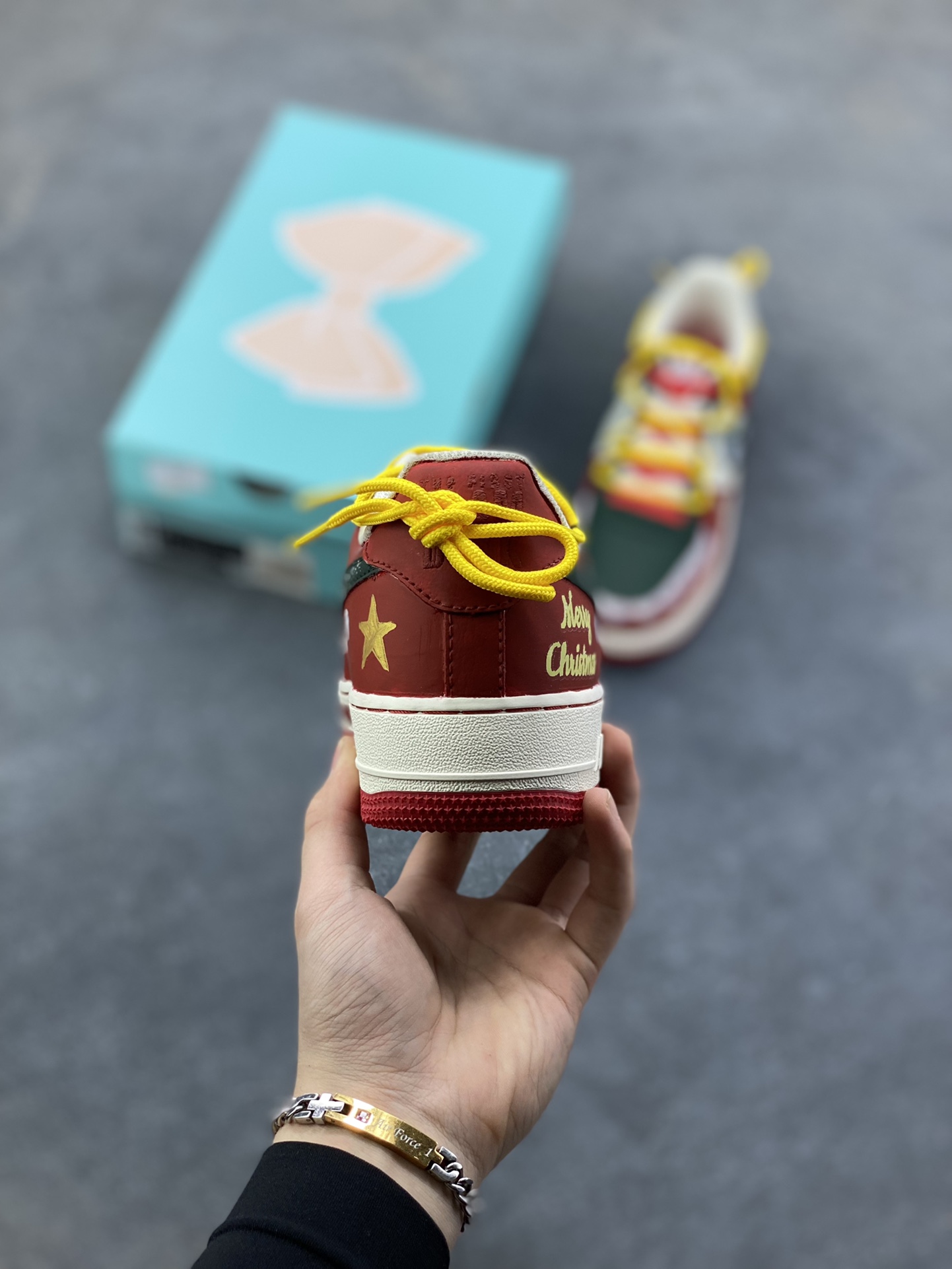 图片[4]-手绘涂鸦“圣诞糖霜”Nike Air Force 1 “Christmas Frosting”空军一号定制板鞋 专为圣诞季打造的 “节日限定甜品”。鞋身用红、绿、米白撞色还原圣诞配色，鞋头边缘的波浪纹 + 鞋侧的姜饼人、雪花、圣诞树图案，像裹满糖霜的姜饼甜点；鞋带用黄红拼接的 “糖果绳” 呼应主题，后跟的 “Merry Christmas” 字样直接拉满节日氛围 货号：SD1990-101 尺码： 36 36.5 37.5 38 38.5 39 40 40.5 41 42 42.5 43 44 44.5 45-选品中心