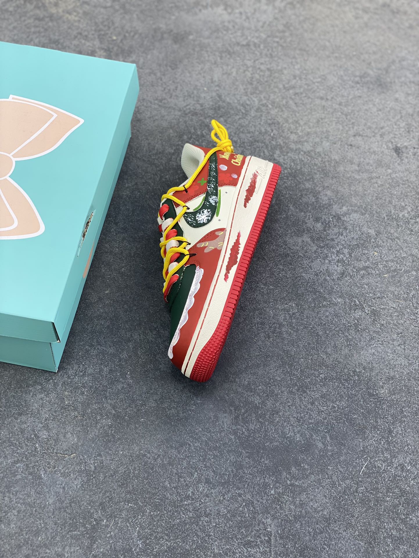 图片[7]-手绘涂鸦“圣诞糖霜”Nike Air Force 1 “Christmas Frosting”空军一号定制板鞋 专为圣诞季打造的 “节日限定甜品”。鞋身用红、绿、米白撞色还原圣诞配色，鞋头边缘的波浪纹 + 鞋侧的姜饼人、雪花、圣诞树图案，像裹满糖霜的姜饼甜点；鞋带用黄红拼接的 “糖果绳” 呼应主题，后跟的 “Merry Christmas” 字样直接拉满节日氛围 货号：SD1990-101 尺码： 36 36.5 37.5 38 38.5 39 40 40.5 41 42 42.5 43 44 44.5 45-选品中心