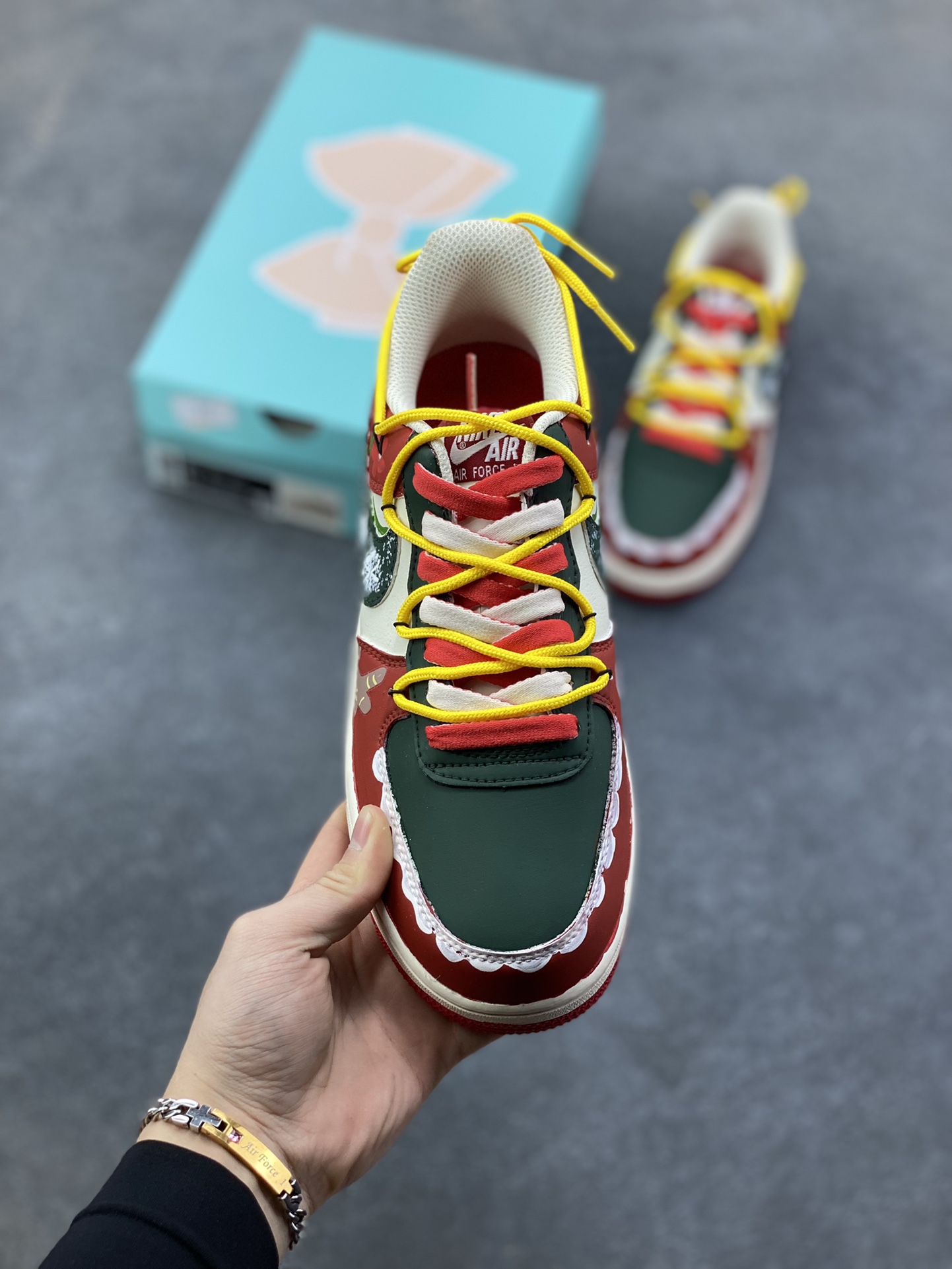 图片[2]-手绘涂鸦“圣诞糖霜”Nike Air Force 1 “Christmas Frosting”空军一号定制板鞋 专为圣诞季打造的 “节日限定甜品”。鞋身用红、绿、米白撞色还原圣诞配色，鞋头边缘的波浪纹 + 鞋侧的姜饼人、雪花、圣诞树图案，像裹满糖霜的姜饼甜点；鞋带用黄红拼接的 “糖果绳” 呼应主题，后跟的 “Merry Christmas” 字样直接拉满节日氛围 货号：SD1990-101 尺码： 36 36.5 37.5 38 38.5 39 40 40.5 41 42 42.5 43 44 44.5 45-选品中心