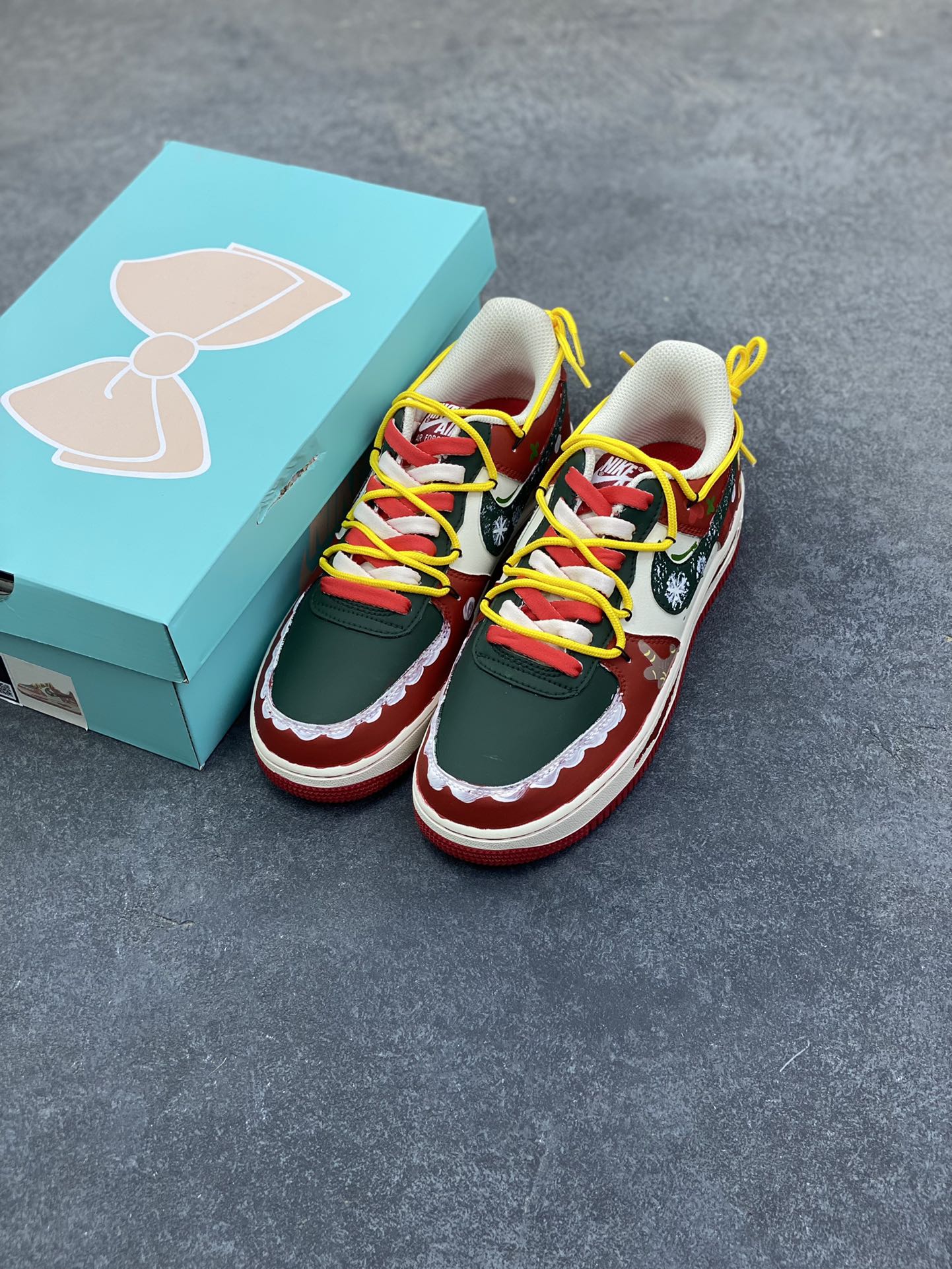 图片[8]-手绘涂鸦“圣诞糖霜”Nike Air Force 1 “Christmas Frosting”空军一号定制板鞋 专为圣诞季打造的 “节日限定甜品”。鞋身用红、绿、米白撞色还原圣诞配色，鞋头边缘的波浪纹 + 鞋侧的姜饼人、雪花、圣诞树图案，像裹满糖霜的姜饼甜点；鞋带用黄红拼接的 “糖果绳” 呼应主题，后跟的 “Merry Christmas” 字样直接拉满节日氛围 货号：SD1990-101 尺码： 36 36.5 37.5 38 38.5 39 40 40.5 41 42 42.5 43 44 44.5 45-选品中心