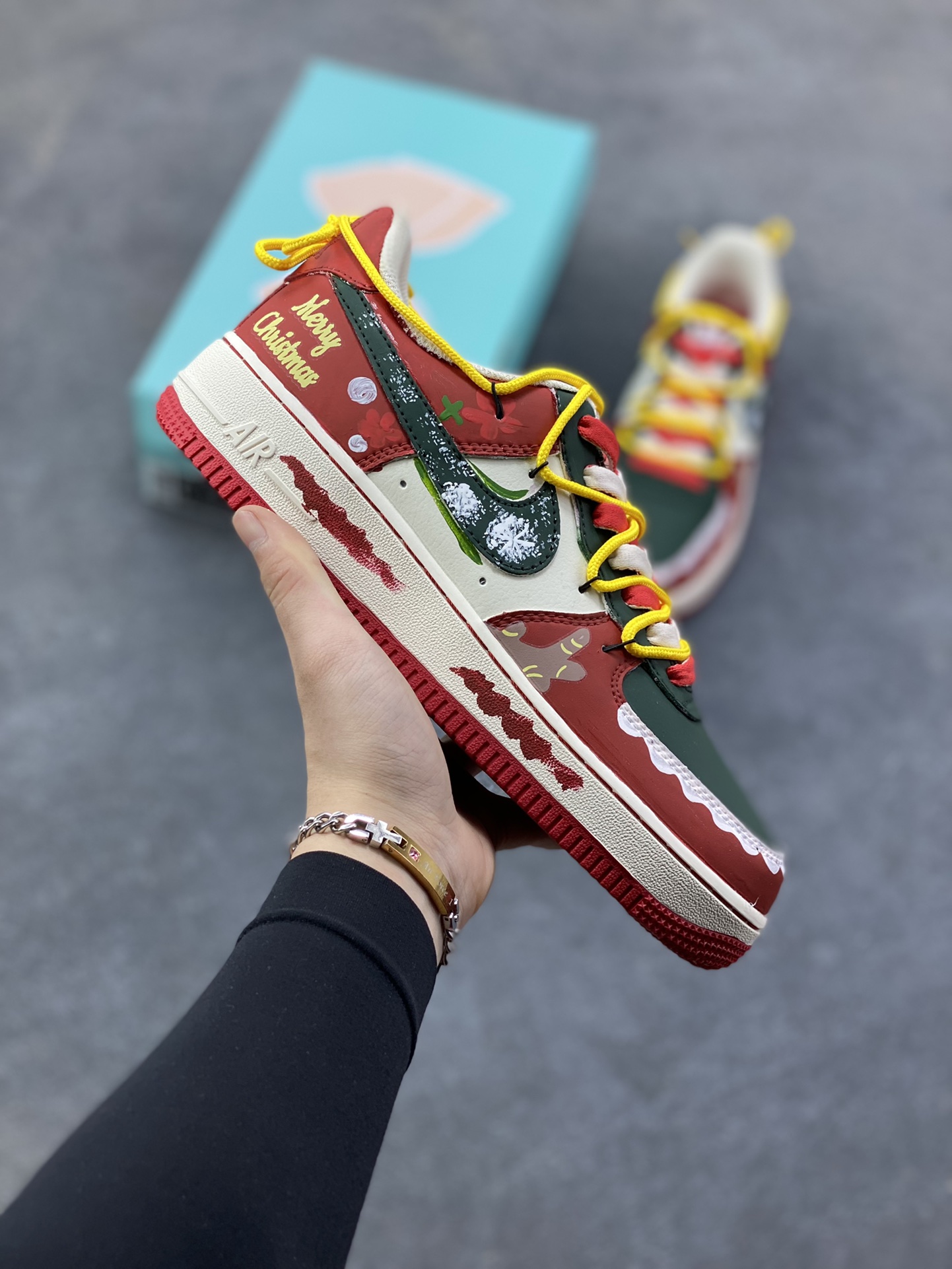 手绘涂鸦“圣诞糖霜”Nike Air Force 1 “Christmas Frosting”空军一号定制板鞋 专为圣诞季打造的 “节日限定甜品”。鞋身用红、绿、米白撞色还原圣诞配色，鞋头边缘的波浪纹 + 鞋侧的姜饼人、雪花、圣诞树图案，像裹满糖霜的姜饼甜点；鞋带用黄红拼接的 “糖果绳” 呼应主题，后跟的 “Merry Christmas” 字样直接拉满节日氛围 货号：SD1990-101 尺码： 36 36.5 37.5 38 38.5 39 40 40.5 41 42 42.5 43 44 44.5 45-选品中心