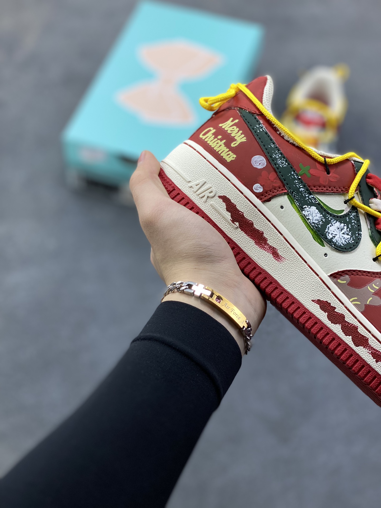图片[6]-手绘涂鸦“圣诞糖霜”Nike Air Force 1 “Christmas Frosting”空军一号定制板鞋 专为圣诞季打造的 “节日限定甜品”。鞋身用红、绿、米白撞色还原圣诞配色，鞋头边缘的波浪纹 + 鞋侧的姜饼人、雪花、圣诞树图案，像裹满糖霜的姜饼甜点；鞋带用黄红拼接的 “糖果绳” 呼应主题，后跟的 “Merry Christmas” 字样直接拉满节日氛围 货号：SD1990-101 尺码： 36 36.5 37.5 38 38.5 39 40 40.5 41 42 42.5 43 44 44.5 45-选品中心
