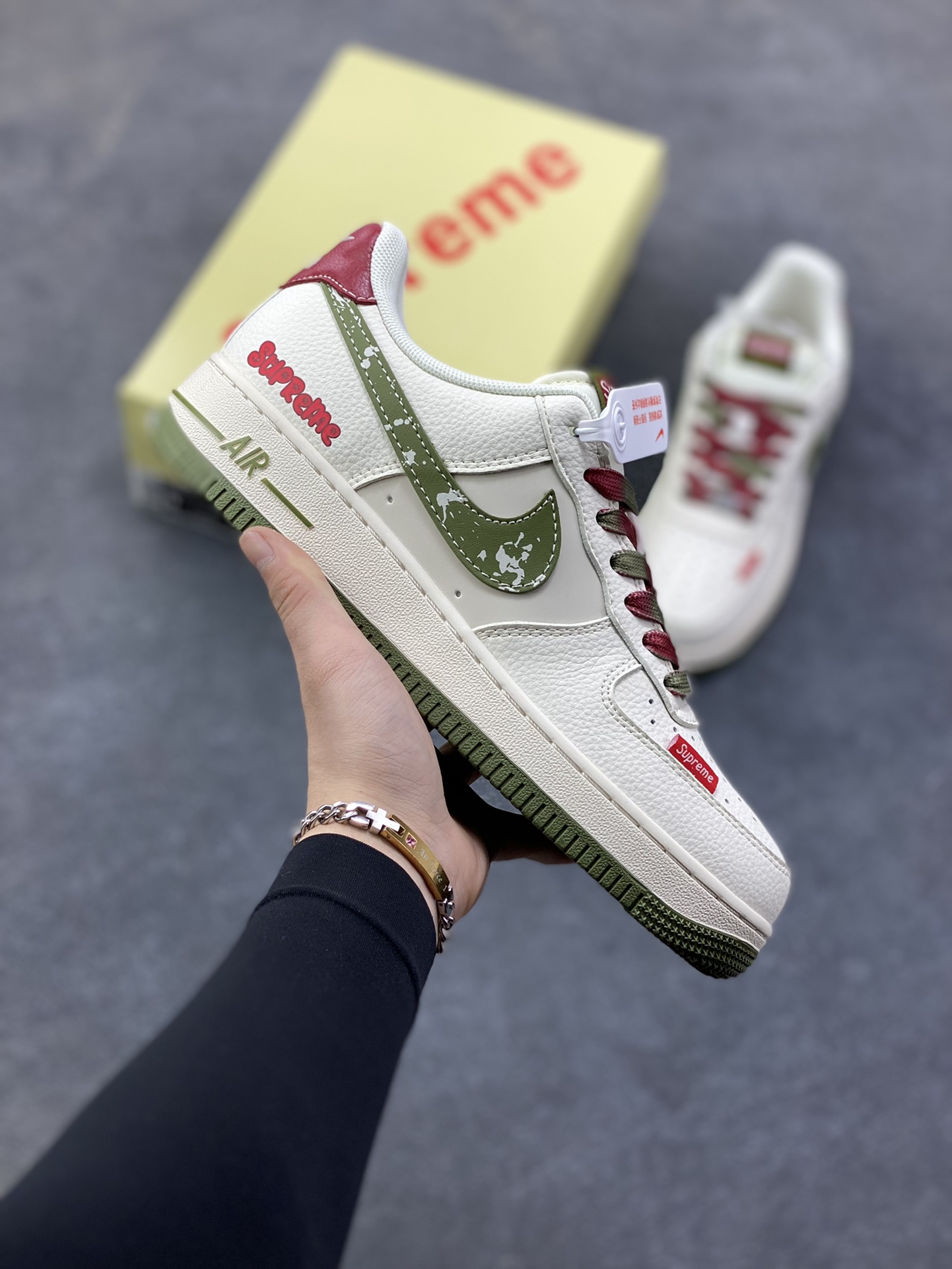 Nike Air Force 1 ‘07 Low “Supreme联名——米红织标绿勾”空军一号 低帮 运动鞋 休闲鞋 折边针车 工艺难度大 原楦头原纸板 原装鞋盒 定制五金配件 内置全掌气垫 原厂鞋底 货号：QW5606-273 尺码：36 36.5 37.5 38 38.5 39 40 40.5 41 42 42.5 43 44 44.5 45-选品中心