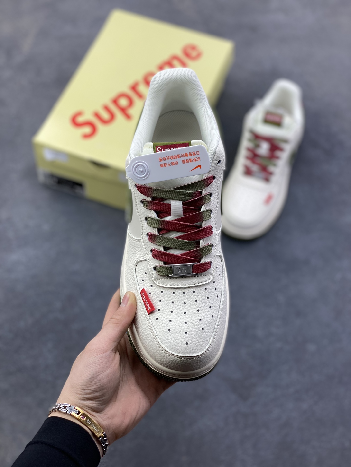 图片[2]-Nike Air Force 1 ‘07 Low “Supreme联名——米红织标绿勾”空军一号 低帮 运动鞋 休闲鞋 折边针车 工艺难度大 原楦头原纸板 原装鞋盒 定制五金配件 内置全掌气垫 原厂鞋底 货号：QW5606-273 尺码：36 36.5 37.5 38 38.5 39 40 40.5 41 42 42.5 43 44 44.5 45-选品中心