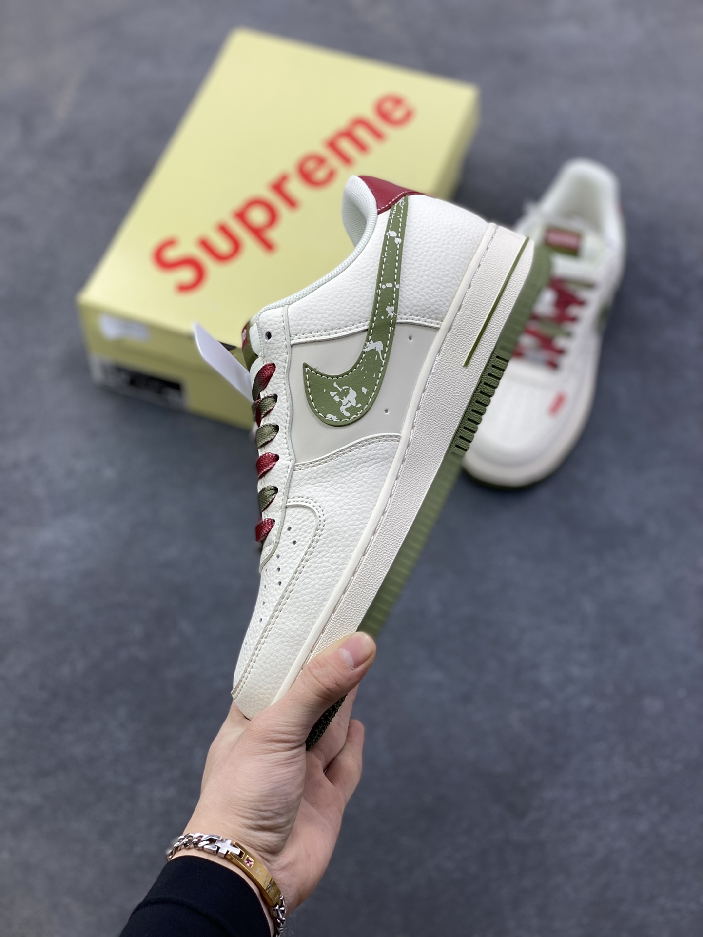 图片[3]-Nike Air Force 1 ‘07 Low “Supreme联名——米红织标绿勾”空军一号 低帮 运动鞋 休闲鞋 折边针车 工艺难度大 原楦头原纸板 原装鞋盒 定制五金配件 内置全掌气垫 原厂鞋底 货号：QW5606-273 尺码：36 36.5 37.5 38 38.5 39 40 40.5 41 42 42.5 43 44 44.5 45-选品中心