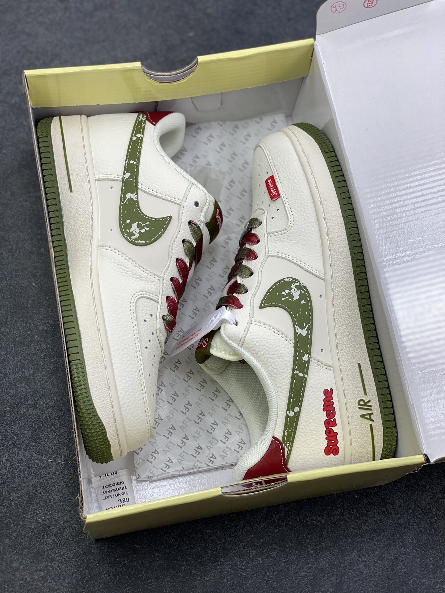 图片[9]-Nike Air Force 1 ‘07 Low “Supreme联名——米红织标绿勾”空军一号 低帮 运动鞋 休闲鞋 折边针车 工艺难度大 原楦头原纸板 原装鞋盒 定制五金配件 内置全掌气垫 原厂鞋底 货号：QW5606-273 尺码：36 36.5 37.5 38 38.5 39 40 40.5 41 42 42.5 43 44 44.5 45-选品中心