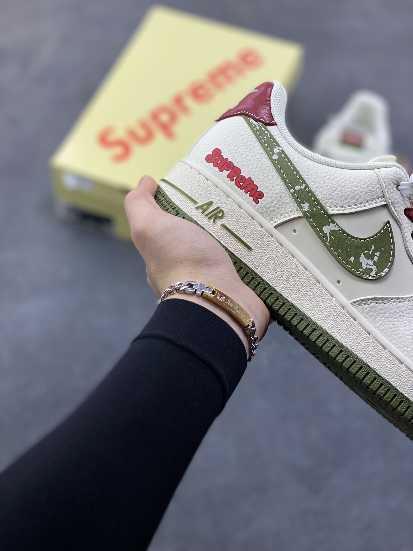 图片[6]-Nike Air Force 1 ‘07 Low “Supreme联名——米红织标绿勾”空军一号 低帮 运动鞋 休闲鞋 折边针车 工艺难度大 原楦头原纸板 原装鞋盒 定制五金配件 内置全掌气垫 原厂鞋底 货号：QW5606-273 尺码：36 36.5 37.5 38 38.5 39 40 40.5 41 42 42.5 43 44 44.5 45-选品中心