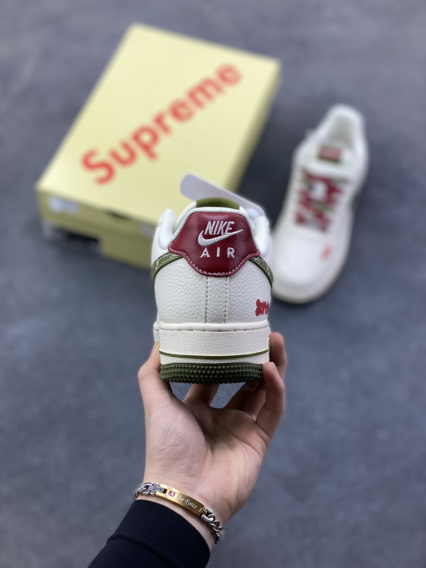 图片[4]-Nike Air Force 1 ‘07 Low “Supreme联名——米红织标绿勾”空军一号 低帮 运动鞋 休闲鞋 折边针车 工艺难度大 原楦头原纸板 原装鞋盒 定制五金配件 内置全掌气垫 原厂鞋底 货号：QW5606-273 尺码：36 36.5 37.5 38 38.5 39 40 40.5 41 42 42.5 43 44 44.5 45-选品中心
