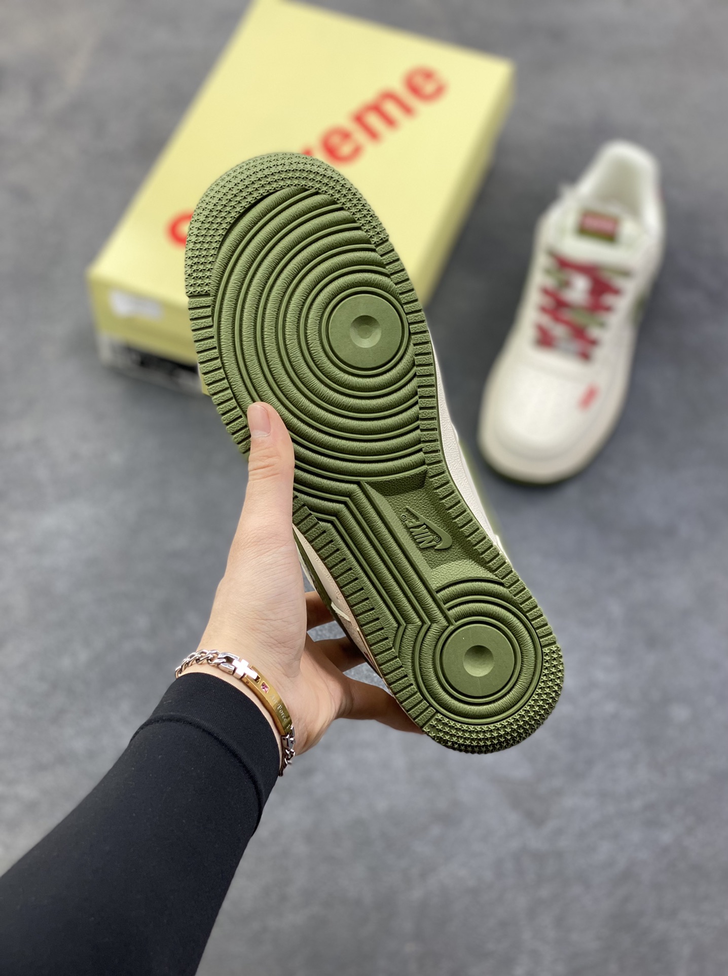 图片[5]-Nike Air Force 1 ‘07 Low “Supreme联名——米红织标绿勾”空军一号 低帮 运动鞋 休闲鞋 折边针车 工艺难度大 原楦头原纸板 原装鞋盒 定制五金配件 内置全掌气垫 原厂鞋底 货号：QW5606-273 尺码：36 36.5 37.5 38 38.5 39 40 40.5 41 42 42.5 43 44 44.5 45-选品中心