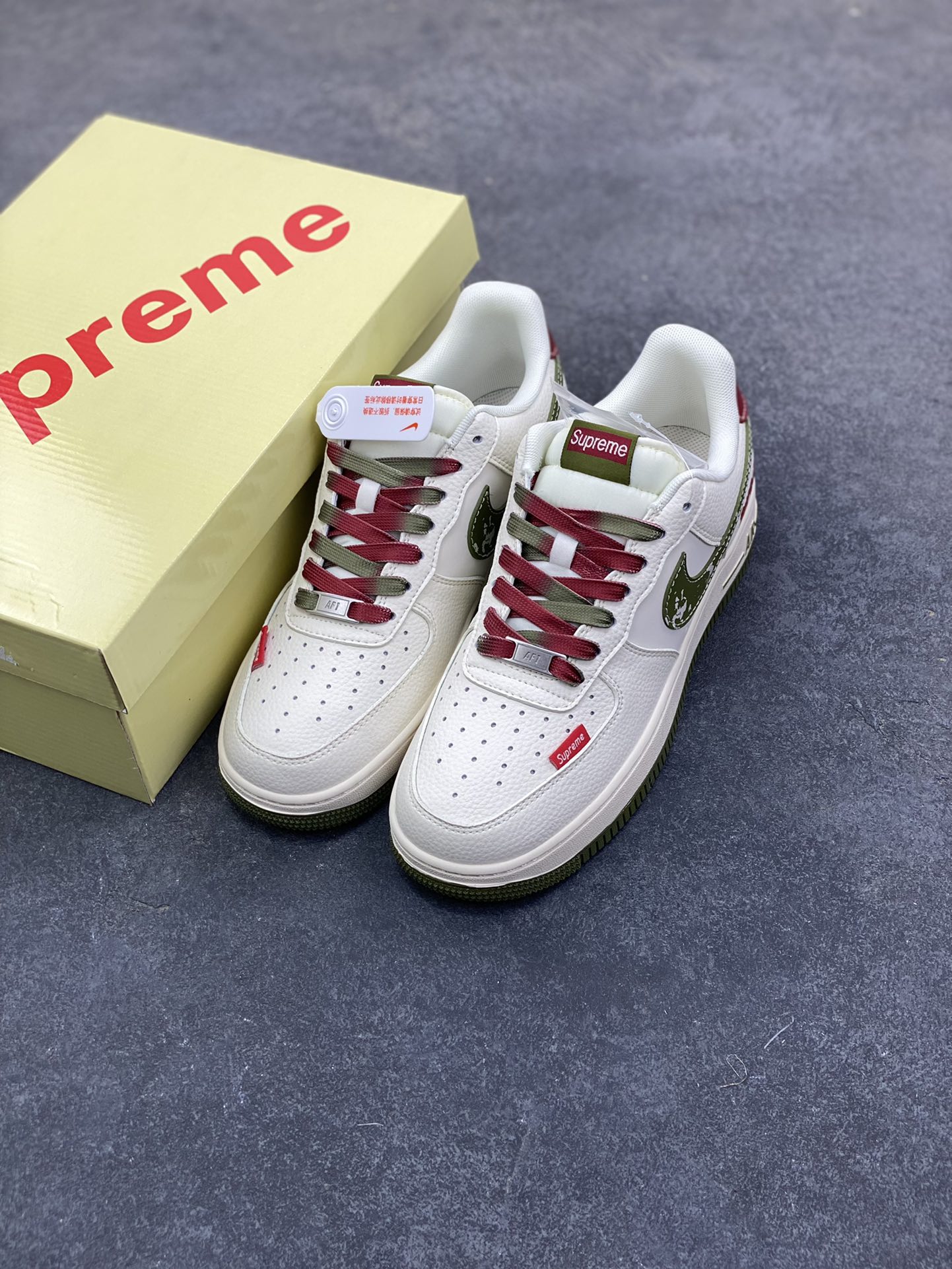 图片[8]-Nike Air Force 1 ‘07 Low “Supreme联名——米红织标绿勾”空军一号 低帮 运动鞋 休闲鞋 折边针车 工艺难度大 原楦头原纸板 原装鞋盒 定制五金配件 内置全掌气垫 原厂鞋底 货号：QW5606-273 尺码：36 36.5 37.5 38 38.5 39 40 40.5 41 42 42.5 43 44 44.5 45-选品中心