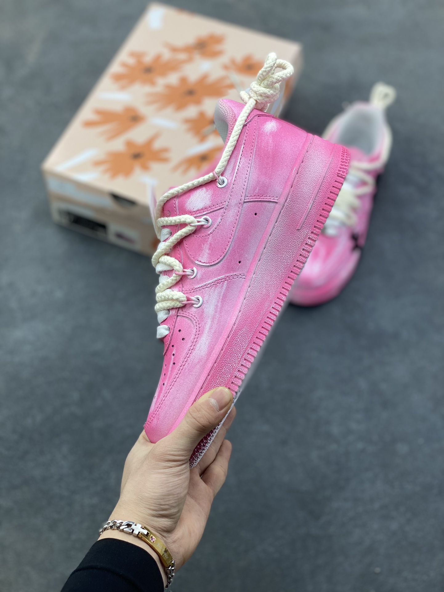 图片[3]-“粉攻克罗”✨订制空军一号板鞋 该定制版球鞋选用原鞋款为Nike Air Force 1‘07空军一号，它以经典的Air Force 1低帮板鞋为基底，融入了克罗心标志性的十字元素，主打“甜酷街头风”——粉色主调自带柔和感，搭配黑/白十字装饰又添了哥特式的酷感！ 货号：DX0788-001 尺码：36 36.5 37.5 38 38.5 39 40 40.5 41 42 42.5 43 44 44.5 45-选品中心