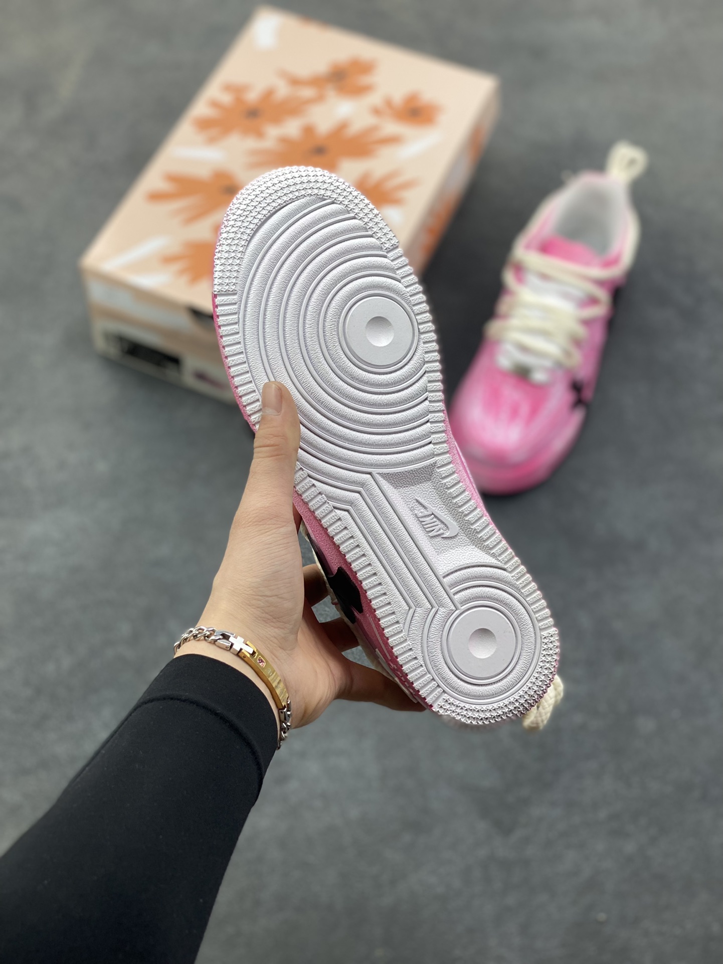 图片[5]-“粉攻克罗”✨订制空军一号板鞋 该定制版球鞋选用原鞋款为Nike Air Force 1‘07空军一号，它以经典的Air Force 1低帮板鞋为基底，融入了克罗心标志性的十字元素，主打“甜酷街头风”——粉色主调自带柔和感，搭配黑/白十字装饰又添了哥特式的酷感！ 货号：DX0788-001 尺码：36 36.5 37.5 38 38.5 39 40 40.5 41 42 42.5 43 44 44.5 45-选品中心