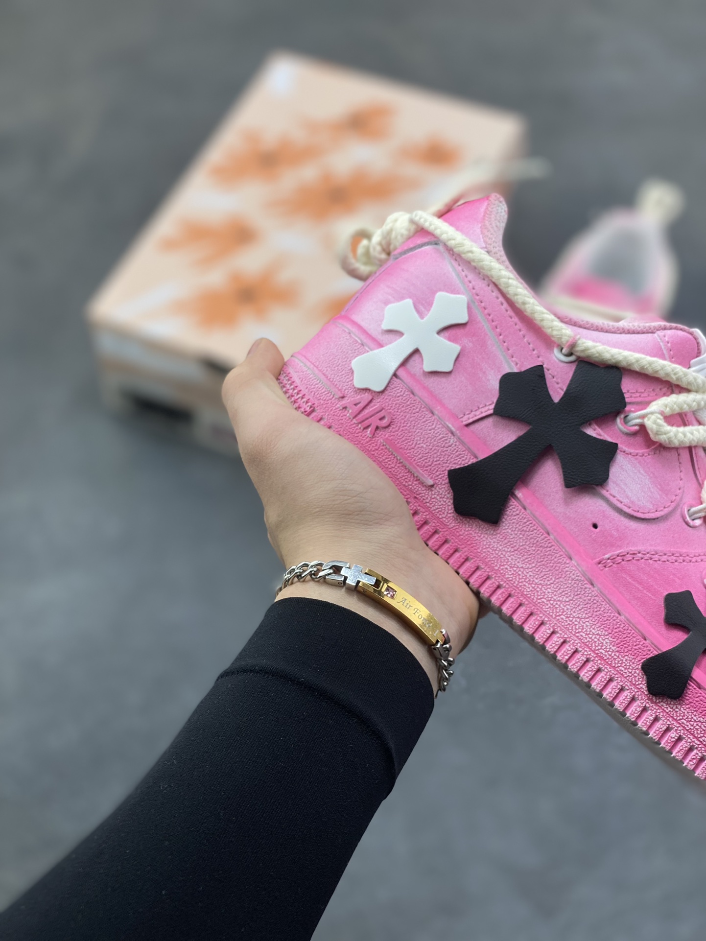 图片[6]-“粉攻克罗”✨订制空军一号板鞋 该定制版球鞋选用原鞋款为Nike Air Force 1‘07空军一号，它以经典的Air Force 1低帮板鞋为基底，融入了克罗心标志性的十字元素，主打“甜酷街头风”——粉色主调自带柔和感，搭配黑/白十字装饰又添了哥特式的酷感！ 货号：DX0788-001 尺码：36 36.5 37.5 38 38.5 39 40 40.5 41 42 42.5 43 44 44.5 45-选品中心