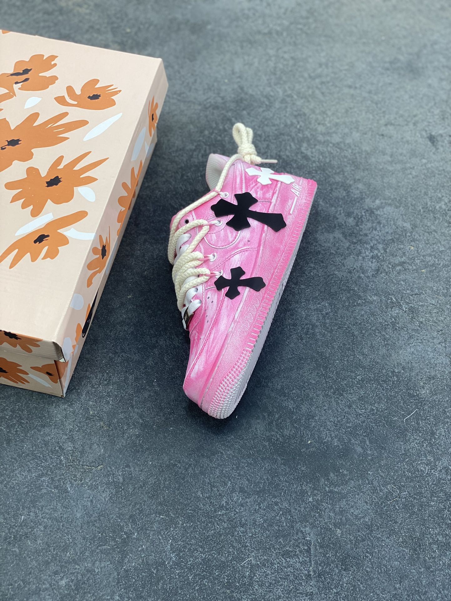 图片[7]-“粉攻克罗”✨订制空军一号板鞋 该定制版球鞋选用原鞋款为Nike Air Force 1‘07空军一号，它以经典的Air Force 1低帮板鞋为基底，融入了克罗心标志性的十字元素，主打“甜酷街头风”——粉色主调自带柔和感，搭配黑/白十字装饰又添了哥特式的酷感！ 货号：DX0788-001 尺码：36 36.5 37.5 38 38.5 39 40 40.5 41 42 42.5 43 44 44.5 45-选品中心