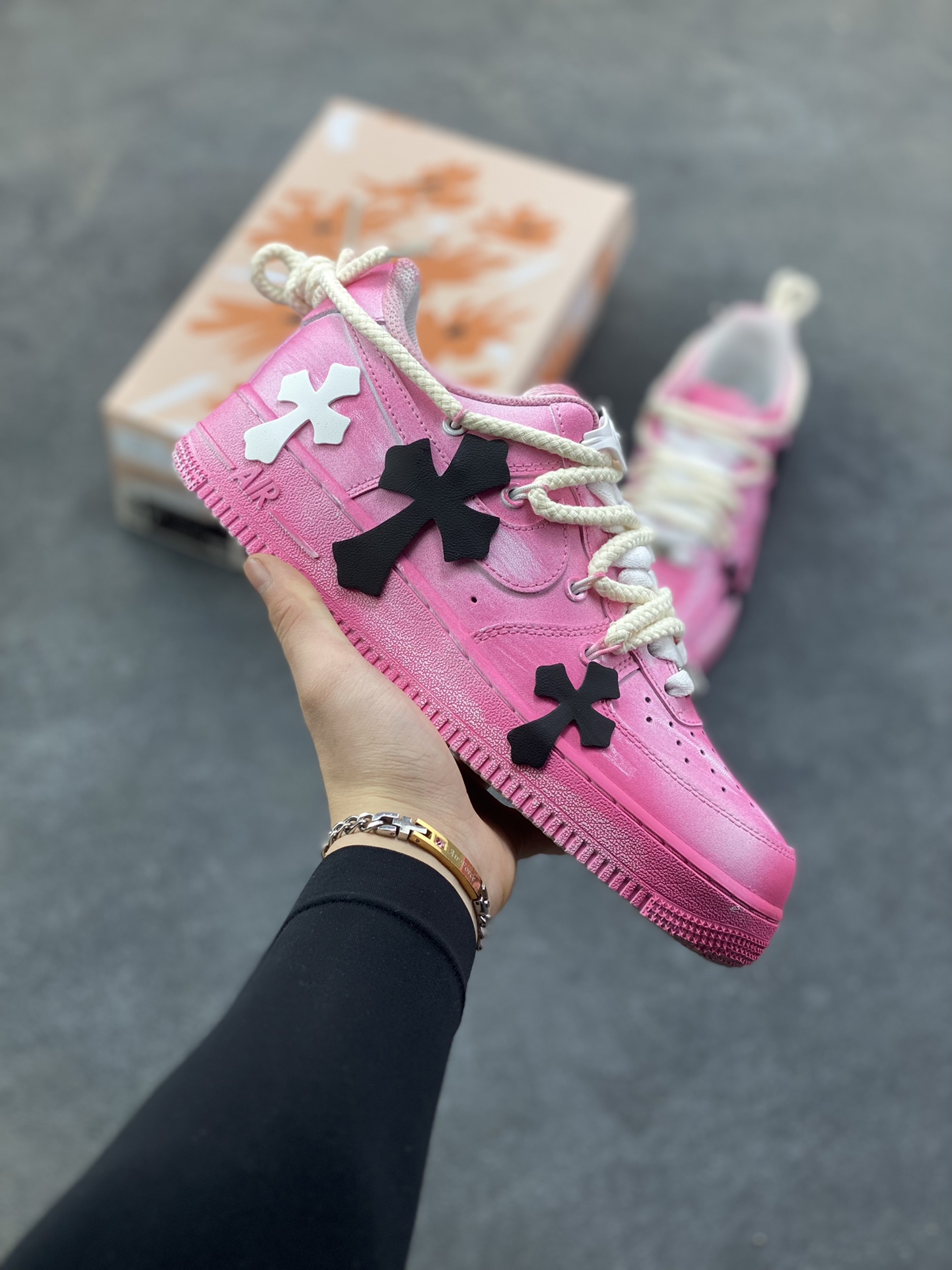 “粉攻克罗”✨订制空军一号板鞋 该定制版球鞋选用原鞋款为Nike Air Force 1‘07空军一号，它以经典的Air Force 1低帮板鞋为基底，融入了克罗心标志性的十字元素，主打“甜酷街头风”——粉色主调自带柔和感，搭配黑/白十字装饰又添了哥特式的酷感！ 货号：DX0788-001 尺码：36 36.5 37.5 38 38.5 39 40 40.5 41 42 42.5 43 44 44.5 45-选品中心