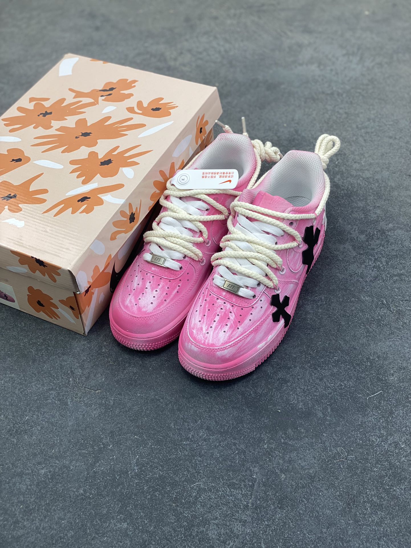 图片[8]-“粉攻克罗”✨订制空军一号板鞋 该定制版球鞋选用原鞋款为Nike Air Force 1‘07空军一号，它以经典的Air Force 1低帮板鞋为基底，融入了克罗心标志性的十字元素，主打“甜酷街头风”——粉色主调自带柔和感，搭配黑/白十字装饰又添了哥特式的酷感！ 货号：DX0788-001 尺码：36 36.5 37.5 38 38.5 39 40 40.5 41 42 42.5 43 44 44.5 45-选品中心